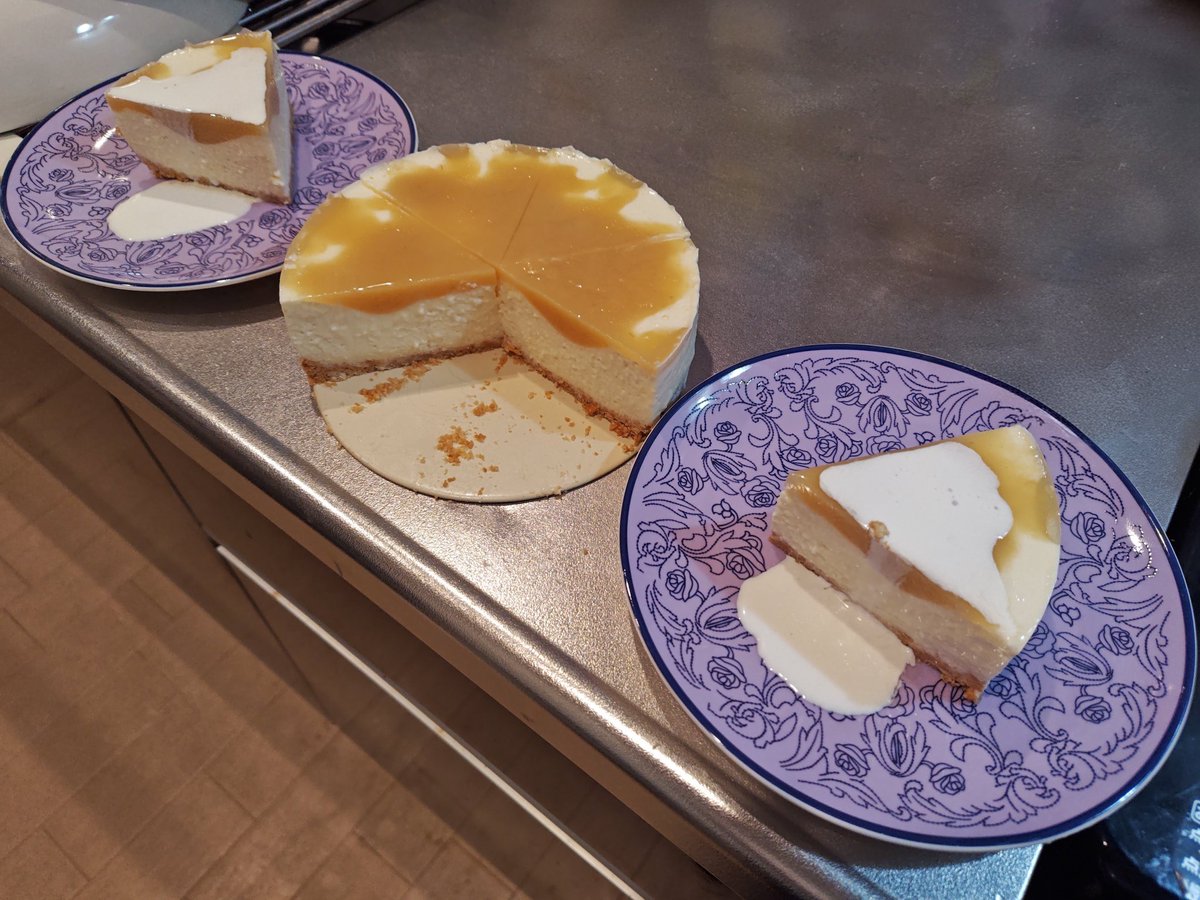 se_pann's tweet photo. レアチーズケーキにアマゾンフルーツのクプアスを使ってみました！

普通はチーズケーキにレモン汁を少量混ぜ込む所をクプアスに変更し、更にゼリーにして上にかけてから冷やし固めました。

チーズケーキの濃厚さにクプアスの爽やかさが加わり新境地です！

#フルッタフルッタ #クプアス https://t.co/bPP0OIugzk