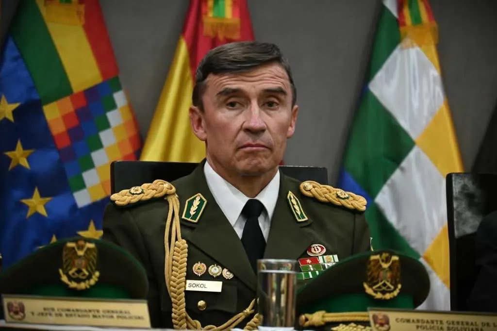 reddtvoficial's tweet photo. Jefe policial citado a declarar ante fuga de reos extranjeros en cárceles, ¿falla de seguridad o evasión pactada?
El comandante general de la Policía Boliviana, #MirkoSokol, fue citado a prestar declaración en calidad de #testigo dentro de las investigaciones por la fuga de privados de libertad registrada en la cárcel de #Qalahuma y #Chonchocoro.
De acuerdo con la citación, la máxima autoridad policial deberá presentarse el próximo lunes 20 de julio, a horas 11:30, para brindar información sobre las circunstancias en las que se produjeron las evasiones y las acciones asumidas por la institución policial.
La convocatoria busca esclarecer posibles fallas en los mecanismos de seguridad, control y vigilancia dentro de los centros penitenciarios, así como determinar las responsabilidades de los funcionarios que se encontraban a cargo de la custodia de los reclusos.
Sokol deberá explicar qué informes recibió sobre estos hechos, qué medidas fueron adoptadas y si existieron alertas previas o deficiencias conocidas en los sistemas de seguridad. Su declaración será recibida inicialmente en calidad de testigo, por lo que hasta el momento no implica una acusación formal en su contra.
La investigación deberá establecer si las fugas fueron consecuencia de negligencia, incumplimiento de funciones, fallas estructurales o de una posible colaboración interna.