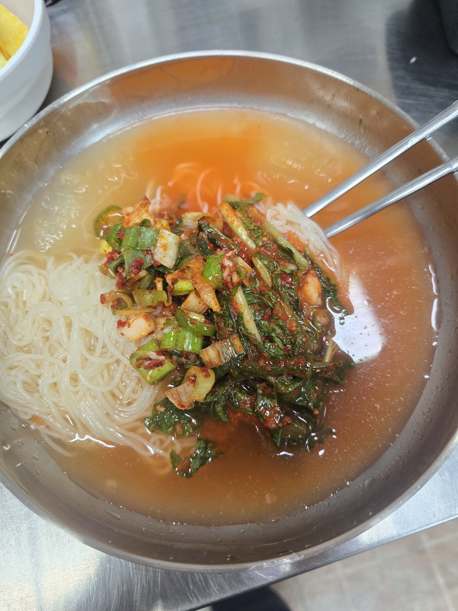 chich8888's tweet photo. 열무국수
막걸리가 없는데 아쉽다 https://t.co/c8TcCh8foq