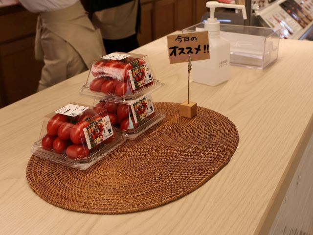 yamazuminouen's tweet photo. 2026年7月18日

「くらすわの森」ショップ（壱の蔵）にミニトマトを出荷しています🍅

とても甘いトマトです🍅🍅
ぜひ、お手にとってみてくださいね☺️

#くらすわの森 #養命酒駒ヶ根工場 https://t.co/ZUemPunmv2