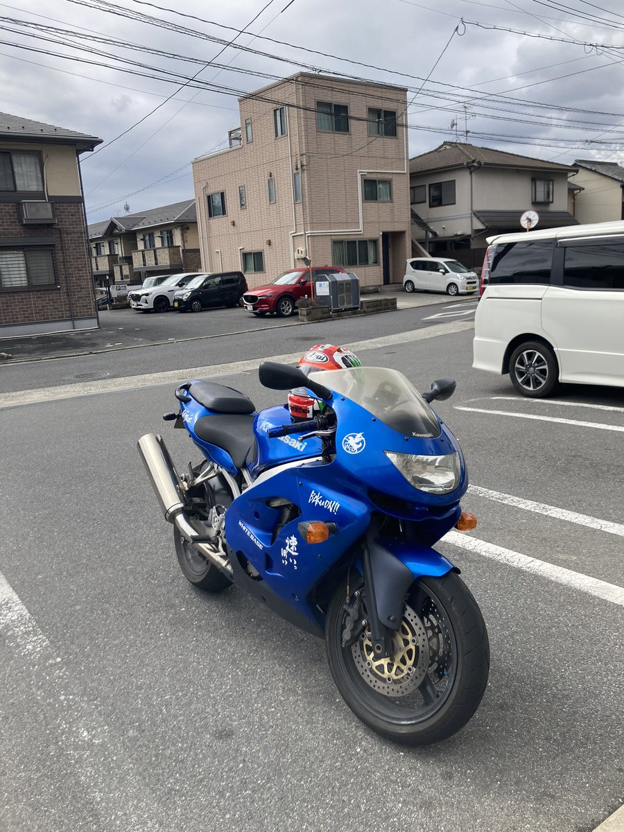 街乗り、無事に終了。 先代の本妻だったZX9Rも、エンジンから伝わる熱