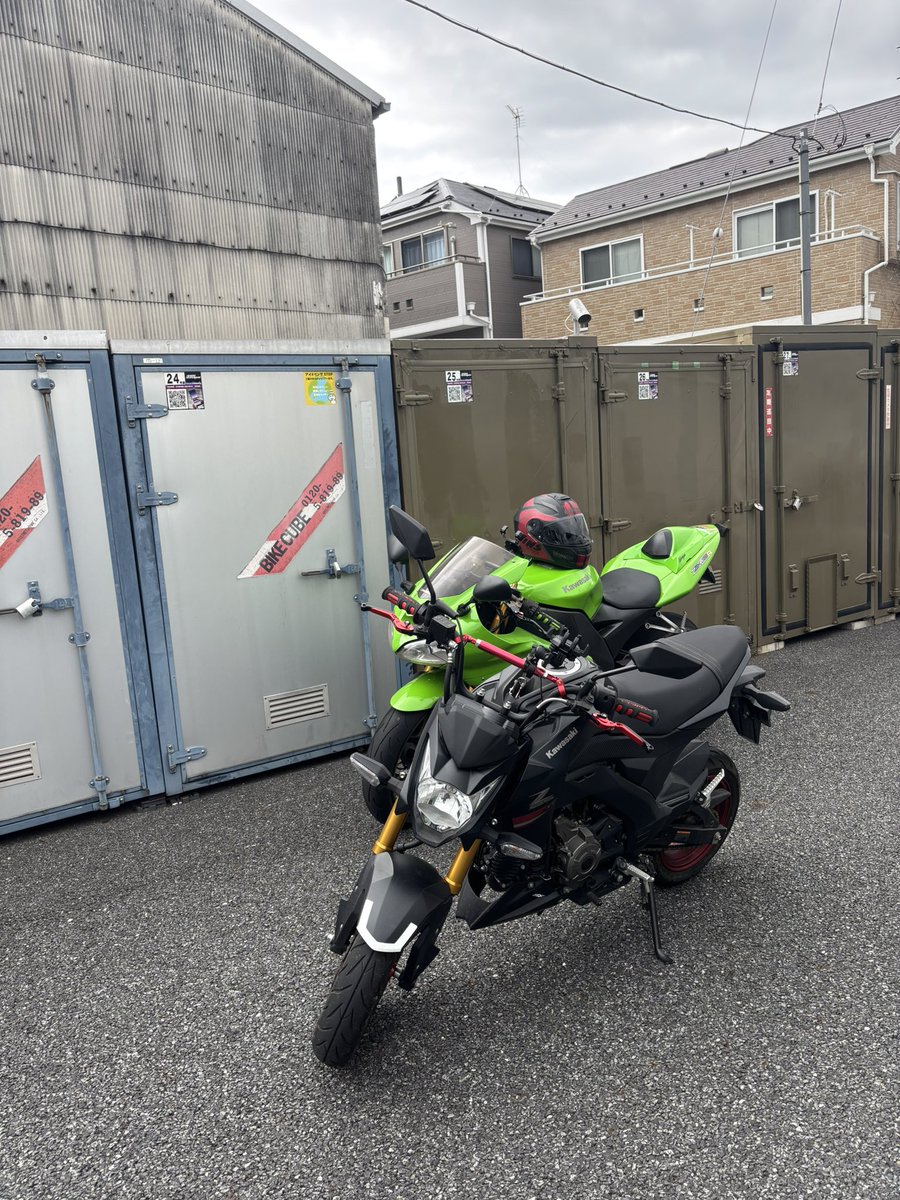 街乗り、無事に終了。 先代の本妻だったZX9Rも、エンジンから伝わる熱