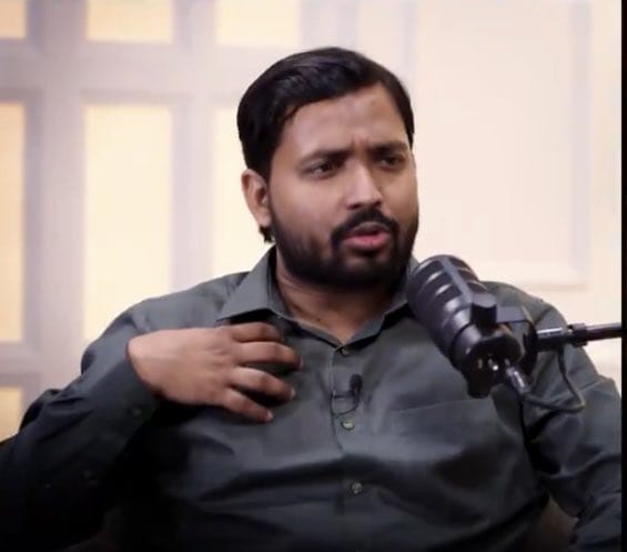 JaikyYadav16's tweet photo. खान सर दूसरों को जीजा बताने के चक्कर में अपने पिता जी को ही लपेट दिए।😀

खान सर का शुभांकर मिश्रा के साथ आज पॉडकास्ट आने वाला है अभी उसका टीजर देखा उसमें खान सर ने कहा है कि,

"हमारे स्टूडेंट आज भी हमें खान सर ही कहते हैं लेकिन हमारे ससुराल वाले फैजल खान कहते हैं असल में वो लोग हमें जीजा मानते हैं इसलिए फैजल खान कहते हैं।" 

इन बातों का सीधा मतलब यह है कि खान सर को फैजल खान बुलाने से दिक्कत है उनकी बातों में बौखलाहट साफ दिख रही है।

ये तो सच ही है कि खान सर का असली नाम फैजल खान ही है।

अक्सर पिता जी ही अपने बच्चे का नाम रखते हैं खान सर के पिता जी तो उन्हें खान सर नहीं कहते होंगे, उन्हें फैजल खान ही कहते होंगे।

लेकिन खान सर उन लोगों को जीजा बता रहे हैं जो उन्हें फैजल खान कहते हैं।😀