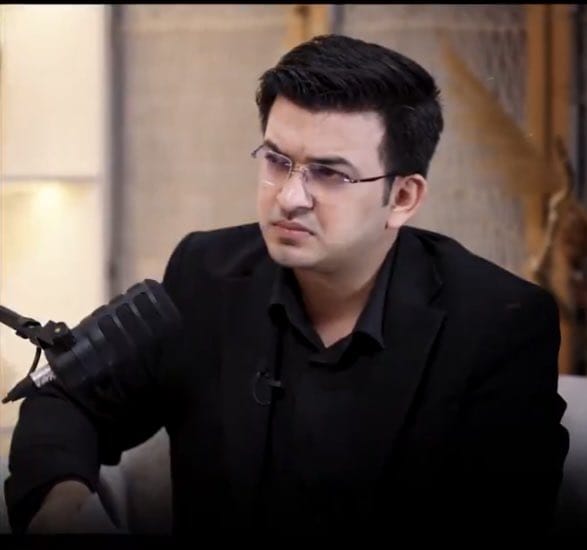 JaikyYadav16's tweet photo. खान सर दूसरों को जीजा बताने के चक्कर में अपने पिता जी को ही लपेट दिए।😀

खान सर का शुभांकर मिश्रा के साथ आज पॉडकास्ट आने वाला है अभी उसका टीजर देखा उसमें खान सर ने कहा है कि,

"हमारे स्टूडेंट आज भी हमें खान सर ही कहते हैं लेकिन हमारे ससुराल वाले फैजल खान कहते हैं असल में वो लोग हमें जीजा मानते हैं इसलिए फैजल खान कहते हैं।" 

इन बातों का सीधा मतलब यह है कि खान सर को फैजल खान बुलाने से दिक्कत है उनकी बातों में बौखलाहट साफ दिख रही है।

ये तो सच ही है कि खान सर का असली नाम फैजल खान ही है।

अक्सर पिता जी ही अपने बच्चे का नाम रखते हैं खान सर के पिता जी तो उन्हें खान सर नहीं कहते होंगे, उन्हें फैजल खान ही कहते होंगे।

लेकिन खान सर उन लोगों को जीजा बता रहे हैं जो उन्हें फैजल खान कहते हैं।😀