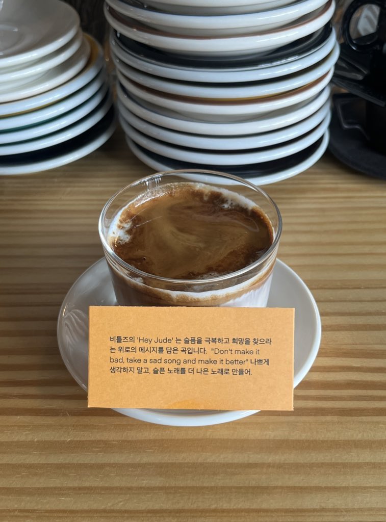 starestarrystrw's tweet photo. 안녕하세요 수원 시민입니다
행궁동 코스 정리해드릴게요

- 커피

💟 블루스보이커피(@ bluesboycoffee)

음악 이상한 거 안 틀고 커피 잘함 디저트는 걍 그래요...... 첫 방문이라묜 헤이쥬드를 주문해서 꿀꺽꿀꺽 마셔보세요 눈이 번쩍 뜨이는 맛임!! 개꿀팁: 저녁에 방문하면 세 배 더 좋음 https://t.co/NFrcdBp5dA