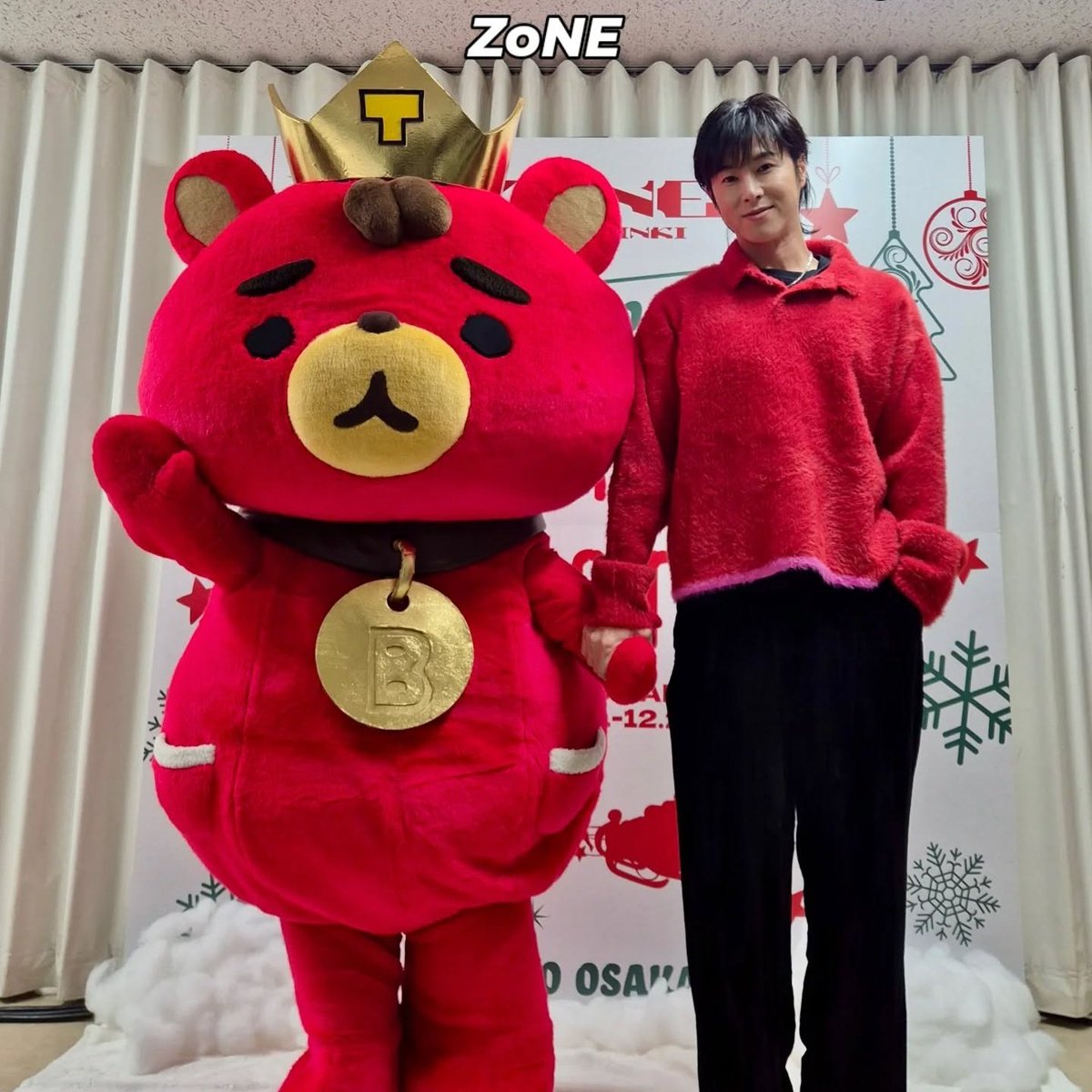 2nymeeny's tweet photo. 인형탈이랑 손잡는거 왤케 좋아해 진짜 귀여워죽는다 https://t.co/oFBOo1jBw0