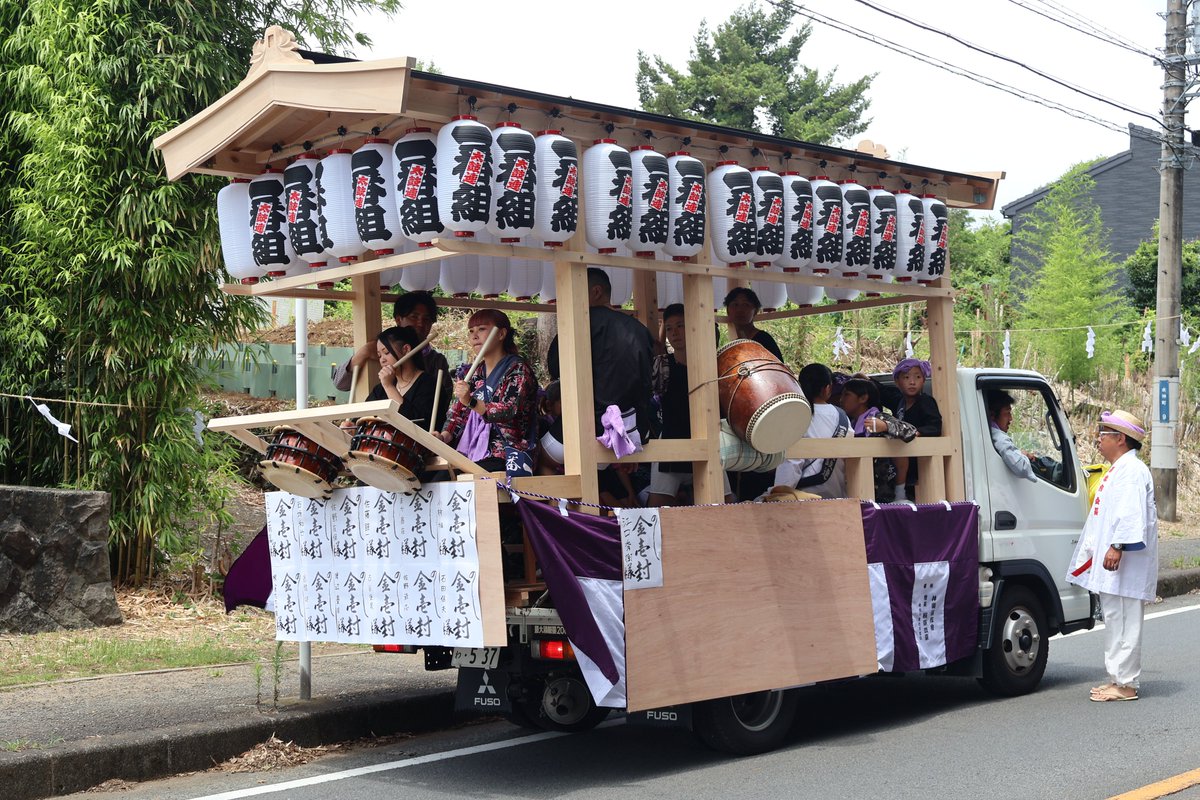 tn_hadano's tweet photo. 夏の恒例行事、曾屋神社の例大祭が始まりました！ 
7月18日・19日の2日間、本町地区を神輿が巡ります。にぎやかなお囃子と「おら！おら！」という威勢の良い掛け声とともに曽屋一番組の大神輿が宮立ちし、乳牛二番組の神輿が続きました。 今年は一番組太鼓連の山車が新調され、お披露目もされました。 https://t.co/UVDxabYckq
