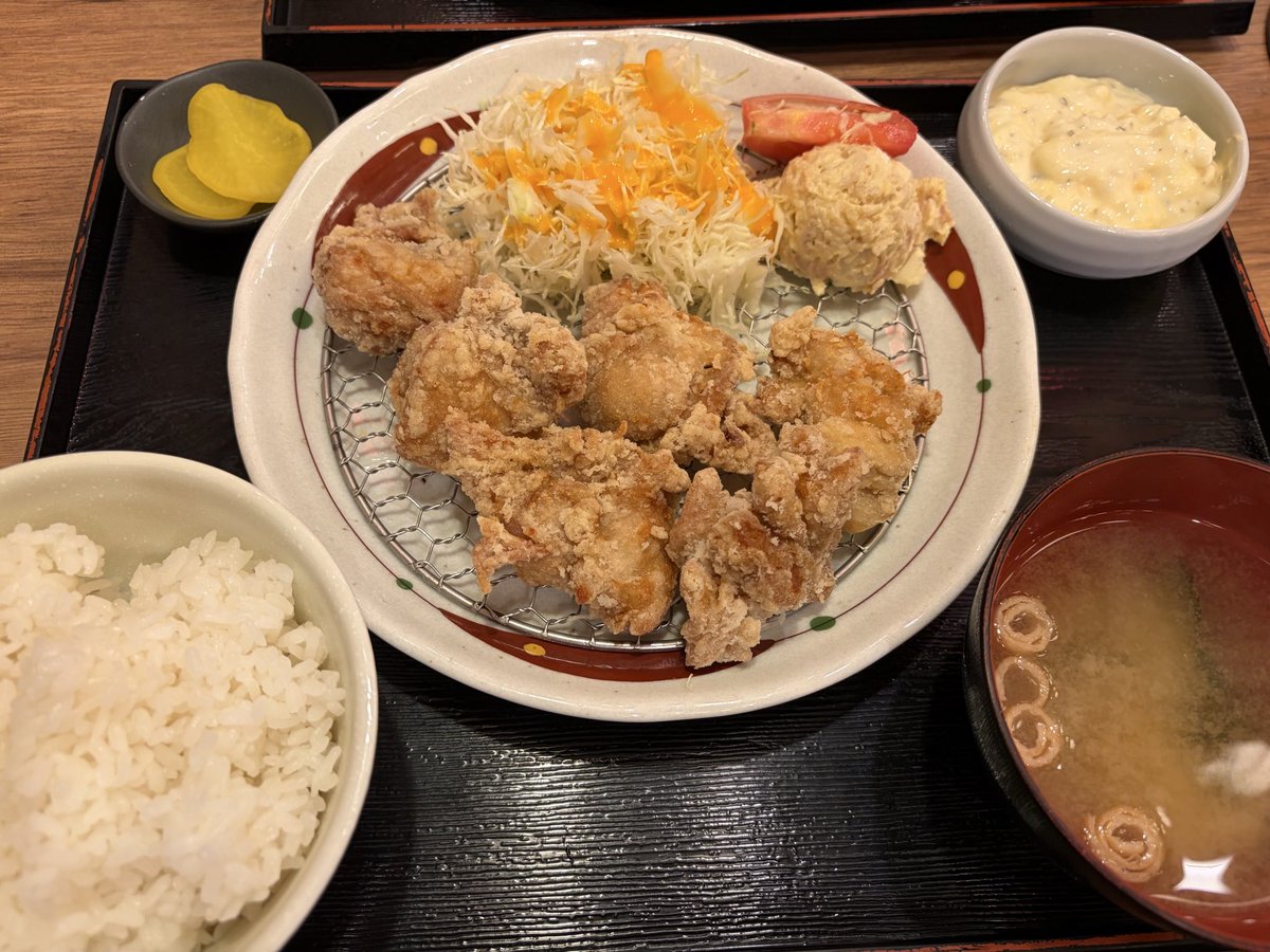 sakenzz's tweet photo. ランチは鳥良商店へ
「唐揚ナポリタン定食」を嫁が注文
ボリュームがすごくて、少し分けてもらいました
これだけでも味が濃厚で、おかずになりそうでした
周りもこの注文が多かったですね
ごちそうさまでした

#株主優待 #クリレス #鳥良商店 https://t.co/hANqCzgqW1