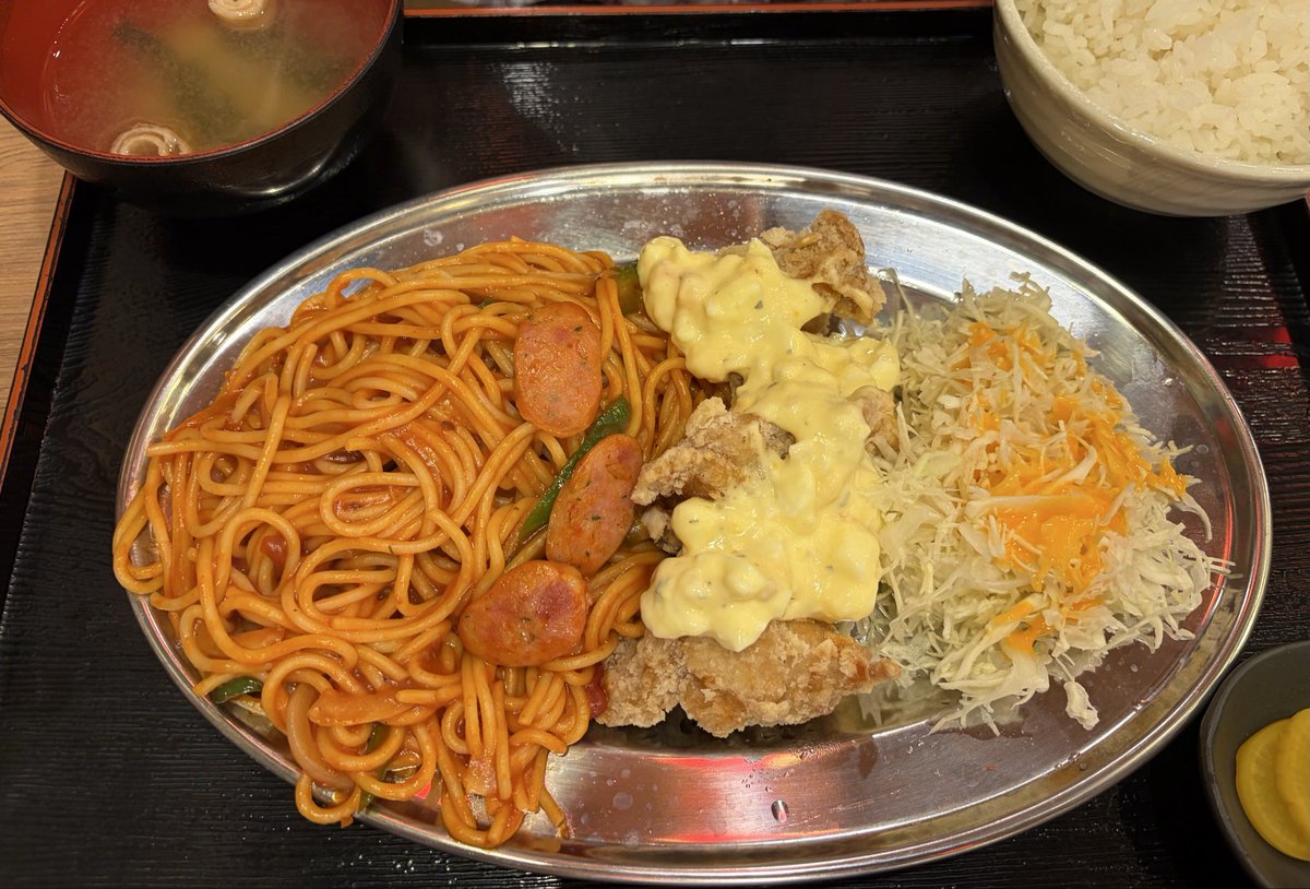 sakenzz's tweet photo. ランチは鳥良商店へ
「唐揚ナポリタン定食」を嫁が注文
ボリュームがすごくて、少し分けてもらいました
これだけでも味が濃厚で、おかずになりそうでした
周りもこの注文が多かったですね
ごちそうさまでした

#株主優待 #クリレス #鳥良商店 https://t.co/hANqCzgqW1