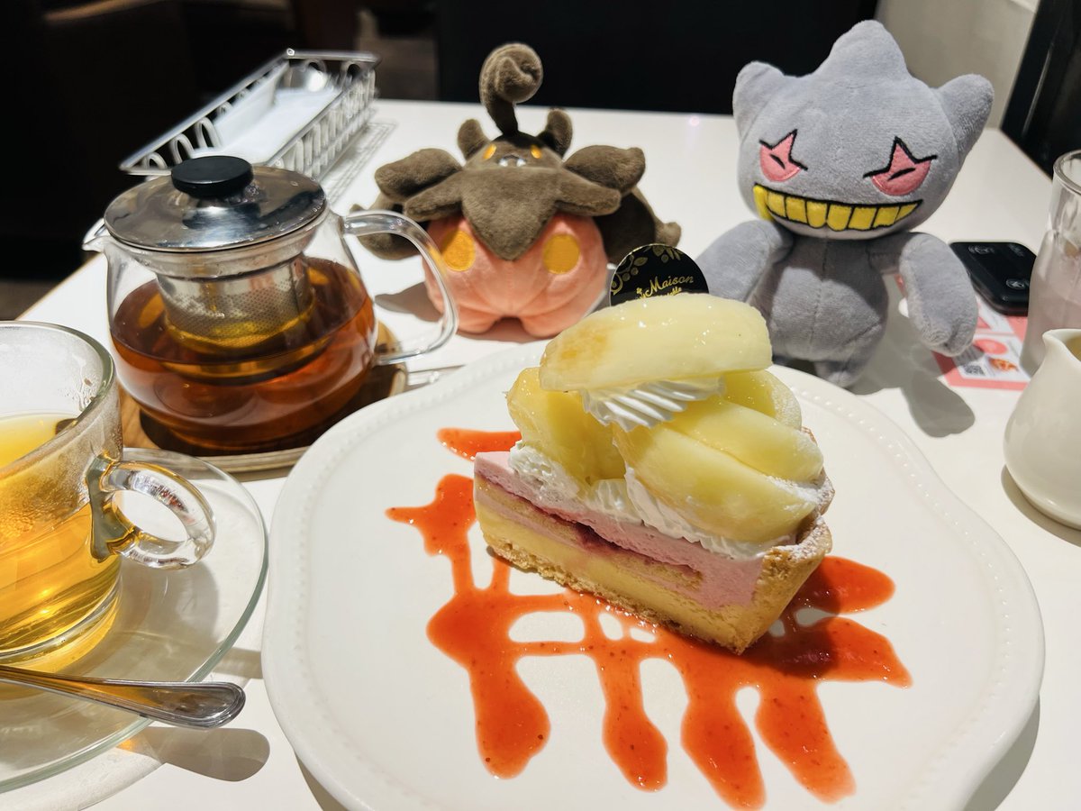youmay91's tweet photo. #ポケスリ3周年をみんなで 
🍑るんるん♪

オバケにケーキを狙われてるけどいいのさ〜

バケッチャって紅茶の雰囲気に合うね🫖🎃 https://t.co/AgT3TkOFbf