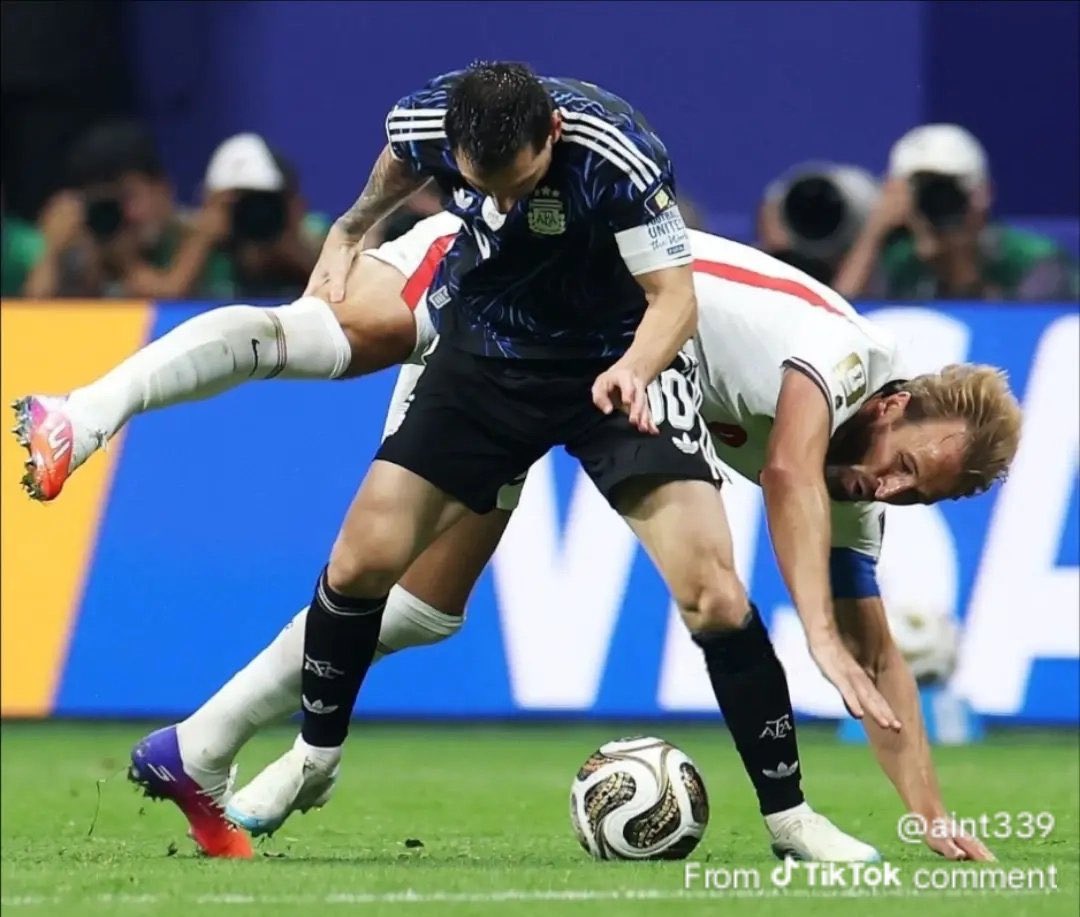 jlsantana's tweet photo. Kane es estrella de Inglaterra.

Tiene 32 años, Messi 39.
Mide 1,88, Messi 1,70.
Pesa 86 kilos, Messi 67.

Siete años más joven, casi veinte cm más alto, casi 20 kilos más de masa, y el enano se lo carga como si fuera de telgopor y pica con pelota dominada.

Un animal. https://t.co/3NPbpDVqzL