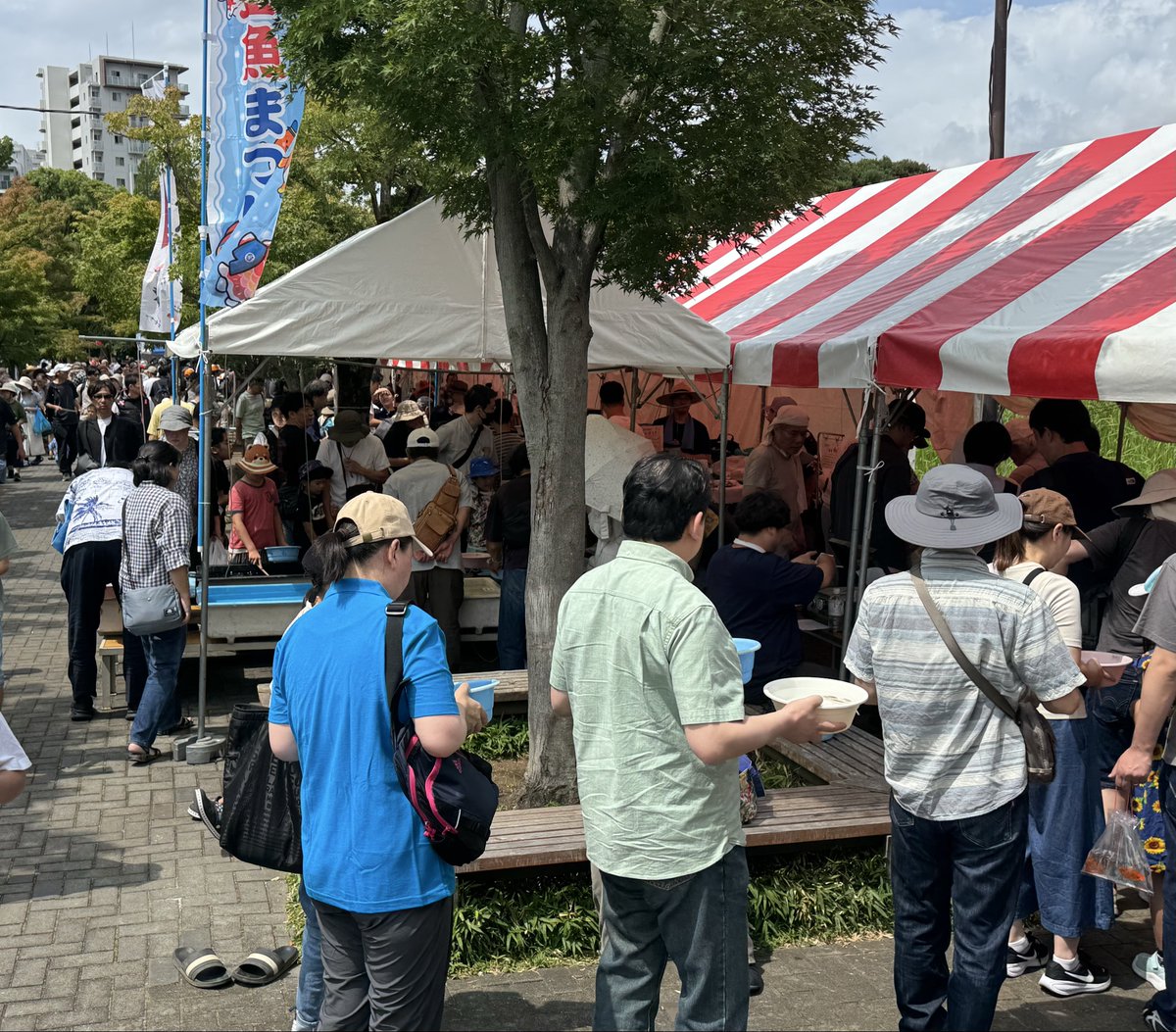 1hibiki's tweet photo. 江戸川金魚まつりの様子
開場前に行ったけど係の人から中に入るには列に並ぶよう言われ並び待つ。
様子が変？と話を重ねると高級金魚掬いの列😭
会場時間オーバーし急いで売り場へ💨
片方の親流金の水槽は既に空😭
撮影のみに終わりましたが、
残りの琉金の様子を共有します

#江戸川区特産金魚まつり https://t.co/y39kyIcv2E