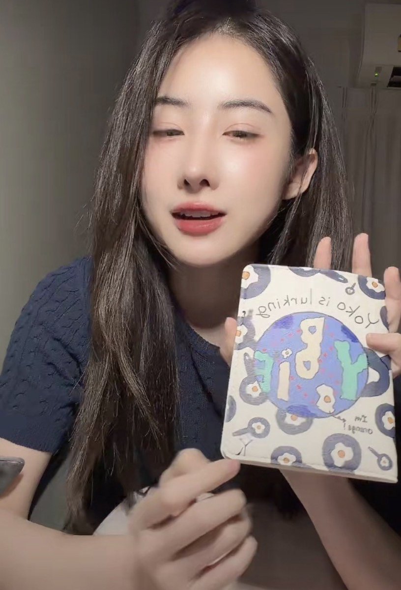 Sikornn6's tweet photo. 🌙🌙🌙Yoko live 17-07-2026(5)
🌙🌙

Oh, and one more thing.

Do you think everyone will get hungry?

There are actually some childhood snacks that I grew up eating.

I’m not sure if everyone would want to try them, but I’ve been thinking…

Maybe I could open a little snack booth.

We’re still testing the recipes, and my mom would probably be the one making them.

Would you like to try the snacks my mom used to make for me?

I’m just worried everyone might get hungry.

I really want everyone to have something to eat before entering the event because I don’t want anyone getting a stomachache.

I understand that some people don’t want to eat a full meal before the event because… honestly, I’m the same.

But please understand that we probably won’t be able to make a large quantity because my mom would have to make everything herself.

I’ve actually been thinking about calling it “Yoko Can Eat This All Day.”

Honestly, I just want to create something together with my mom.

I think it would be really special if everyone could try the same snacks that my mom made for me growing up.

I’m thinking about opening a little snack shop, but I honestly don’t know if we’d lose money. 🤣

Whenever my mom makes desserts, she always uses really good ingredients and somehow still sells them at a loss.

I always ask her,“Mom… why do you do that?” 😆
And she just says,
“I don’t know. I just want people to enjoy something delicious.”

Every time, I’m just like… wow.

Anyway, we’ll have to see how things go first.
I still need to discuss it with my mom.
If we actually do it, we’ll have to figure out the pricing.
Maybe we should keep the prices affordable.
The snacks also need to be easy to eat without making a mess.

I’m not sure whether there are already plenty of food options around the venue, though I think there probably are since it’s inside a shopping mall.

It should also be convenient for people who aren’t driving.

If we do sell them, they’ll probably be prepared in advance instead of being made fresh on-site.

I’d recommend coming in the morning on the event day because some desserts need time to set after they’re made.

And we probably won’t be making a huge amount.

Seriously though…
How do you all translate everything?
Isn’t it exhausting?

That’s all for today.

I’ll let everyone hurry off and start translating now. 😂

Good night, everyone.

Quick recap:

• Passport holder and a free notebook with the same design, but different wording on the front.

• Free collectible stamp at the event. It can’t be stamped afterward—you have to stamp it yourself on the day.

• The Luna – “Yoko Can Wear This All Day”

Available in silver and navy boxes.
Made from genuine silver.
Features a very light blue CZ gemstone.
Inside is a genuine Rainbow Moonstone.
Includes a moisture-absorbing packet.
And… be careful when opening the box. I already got my finger pinched—it really hurts! 😂

• T-shirts come in three sizes.

Slightly smaller than the Never Fade sizing, and also a larger size is available.
Made from textile waste (recycled fabric).
The cat logo is placed on the chest, and it may have a seamless finish because I wanted it to feel subtle, less embarrassing to wear, and easy to wear often.
Many of these items will likely not be restocked.

• For the passport holder, I’m still looking into international shipping because shipping costs are the biggest concern.

• If your country would like a group order of 50 pieces or more, please email Yoko Management so we can consider another production run.

That’s all for today.

Goodbye, everyone! 👋

#YokoApasra #โยโกะอาภัสรา #YokoManagement #yokocandothisallday