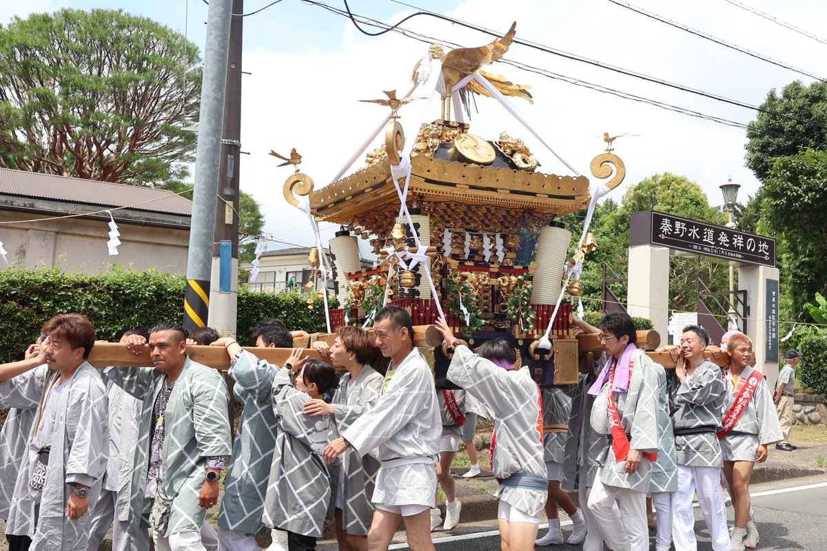 tn_hadano's tweet photo. 夏の恒例行事、曾屋神社の例大祭が始まりました！ 
7月18日・19日の2日間、本町地区を神輿が巡ります。にぎやかなお囃子と「おら！おら！」という威勢の良い掛け声とともに曽屋一番組の大神輿が宮立ちし、乳牛二番組の神輿が続きました。 今年は一番組太鼓連の山車が新調され、お披露目もされました。 https://t.co/UVDxabYckq
