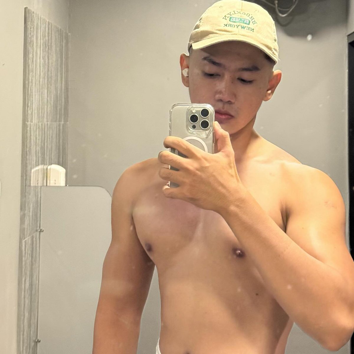 swaggerbrat13's tweet photo. Open pijat in&amp;out pria++ Pontianak kota, privasi aman👍👍
Info lebih lanjut https://t.co/5TaAoOrWav

#massagepria #pijatpriapontianak
#gaypontianak #bopontianak
#pontianak #pijat
#Realaccount https://t.co/Ju0vmZ9FgW