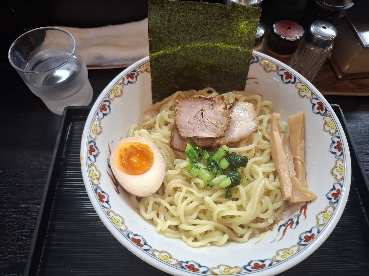 mayu_1110790's tweet photo. 寺子屋
がつんとにんにく系とおもったけど、そこまでにんにく感は強くなかったかな。大盛りにしたけどちゃんと満腹感あってよかった💮味は濃い系にんにく。ゆで汁がちゃんと切られてよかった。 https://t.co/ilOE2lSQ8E