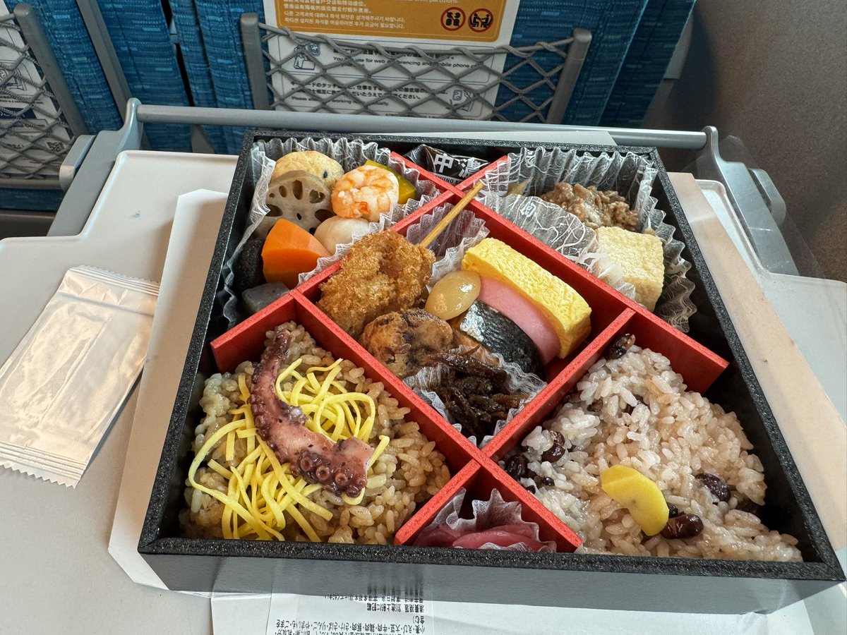 hahnakyo's tweet photo. 今日のお昼。
テーブルが広いし、横に人がいないから快適😇 https://t.co/OClkLKcoBf