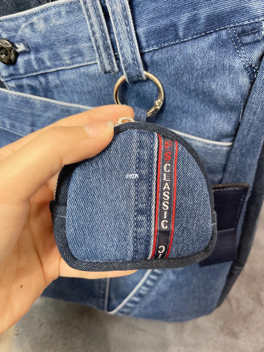 iniini28's tweet photo. Turn an old denim jacket into a cute backpack—no fancy skills needed! Upcycling on a budget = best vibes https://t.co/2mtxdccRit