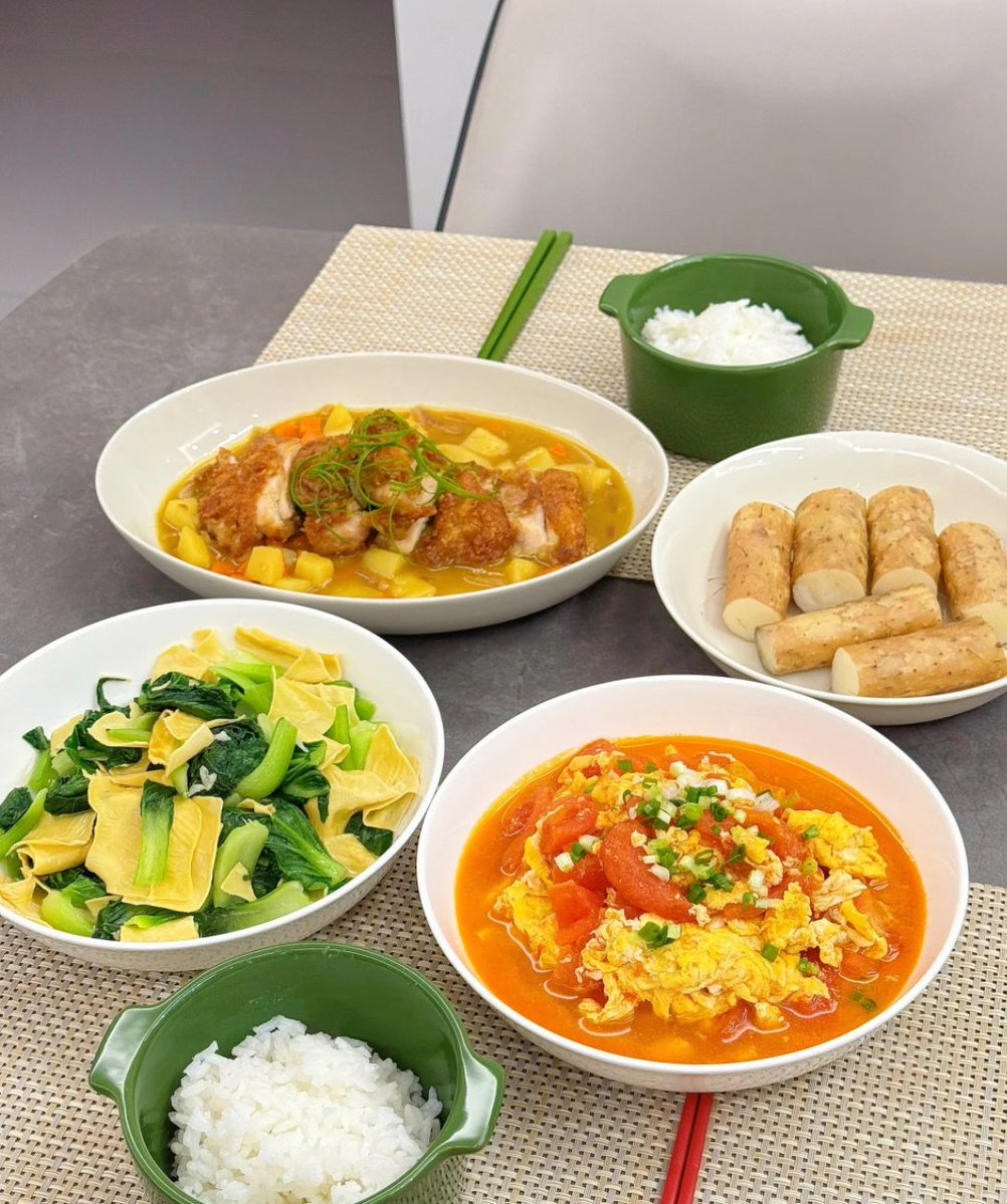 yeonhu8's tweet photo. Cozy weekday dinner just hit different—quick veggie stir-fry with rice, perfect after a long day. Simple, satisfying, and full of fresh flavors. https://t.co/O7ZlUHyIdx
