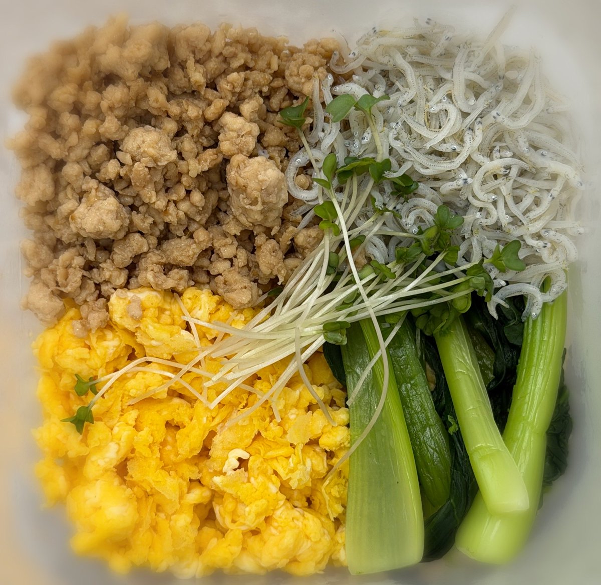 Botan_2015's tweet photo. 久しぶりの自作弁当

３食丼ならぬ４食丼と、卵巾着煮

しらす以外はつくりました

私の中では #プロテイン弁当  と位置付けてます https://t.co/Jgq07abFRn