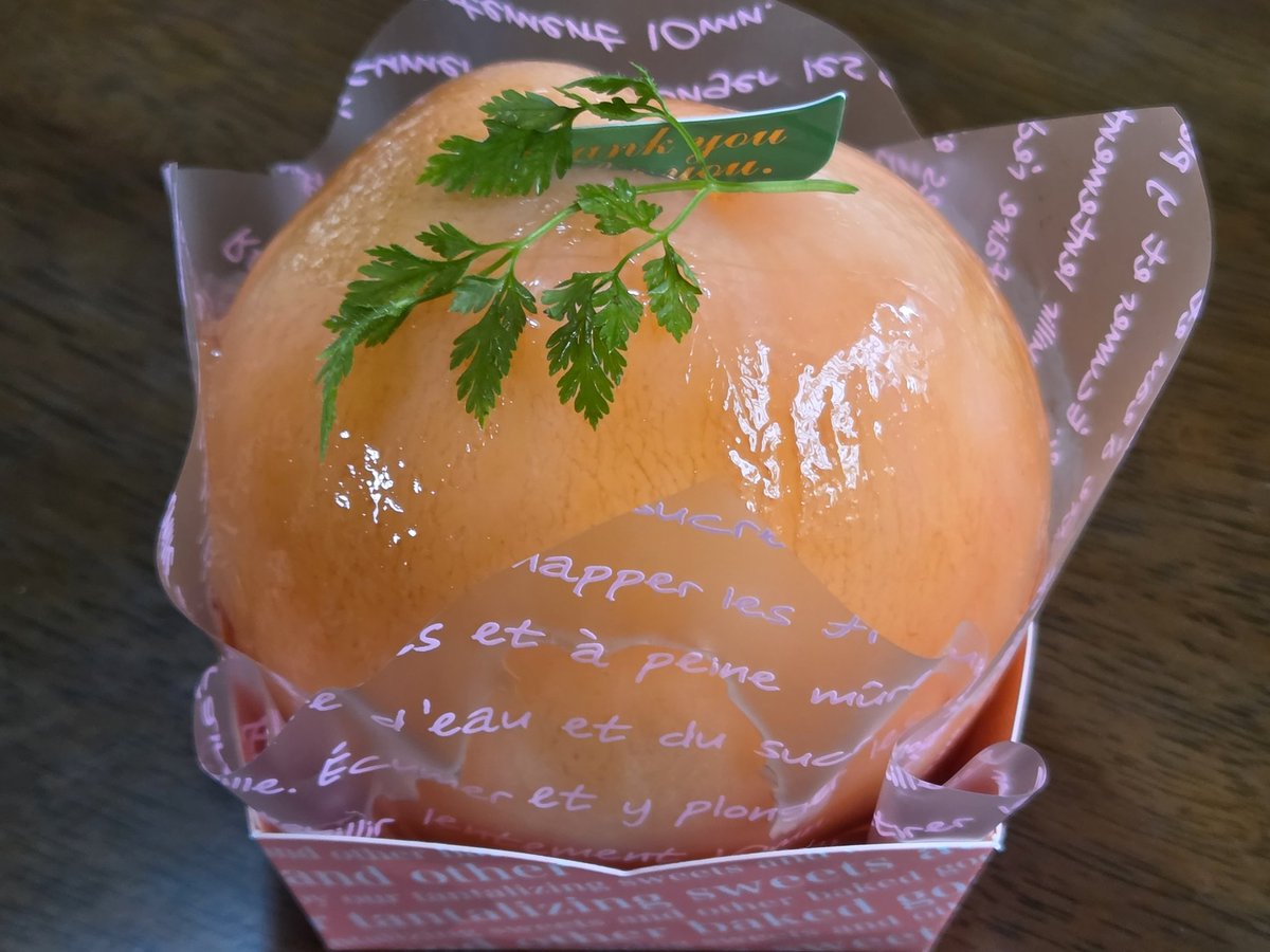 x_01__'s tweet photo. 嫁の親戚のケーキ屋で毎年恒例の桃のケーキ🍑 https://t.co/wLJMvmu8hU