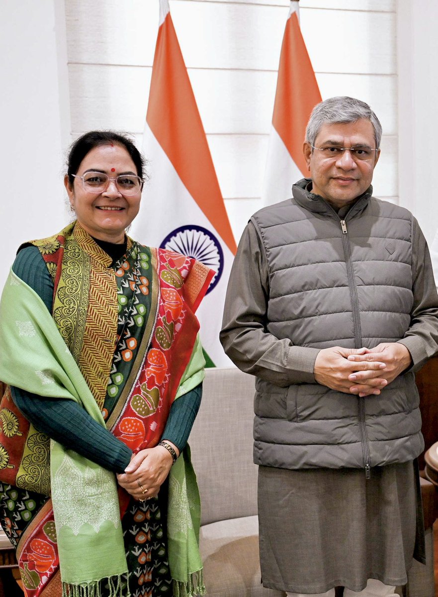 bhartipardhimp's tweet photo. माननीय केंद्रीय रेल, सूचना एवं प्रसारण तथा इलेक्ट्रॉनिकी एवं सूचना प्रौद्योगिकी मंत्री श्री @AshwiniVaishnaw जी को जन्मदिन की हार्दिक बधाई एवं शुभकामनाएं।

बाबा महाकाल से प्रार्थना है कि आपका स्वास्थ्य उत्तम हो, आप दीर्घायु हों और निरंतर जनसेवा के पथ पर अग्रसर रहें। https://t.co/isvBvC2Xbg