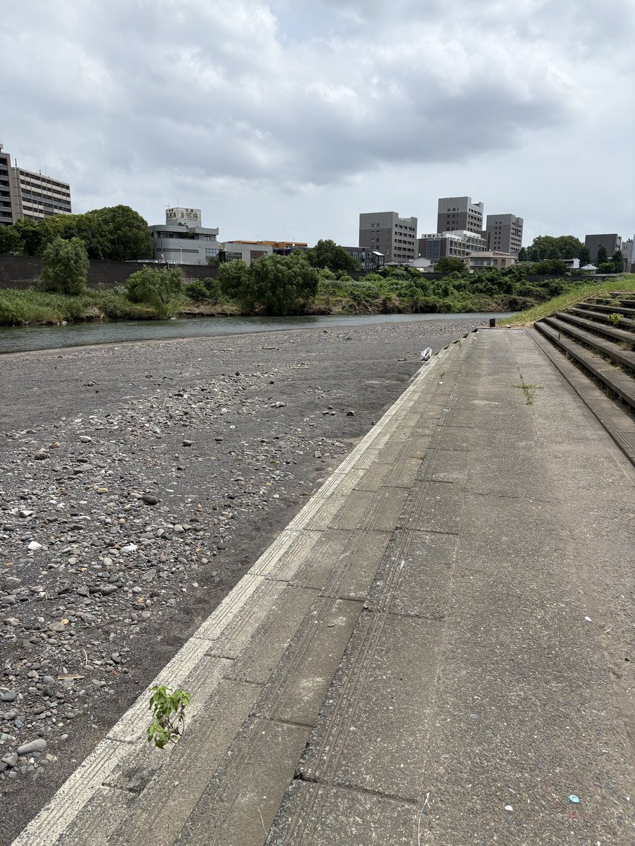 17ocgvSDWR666's tweet photo. 7月清掃活動🔥

先月は雨で活動できず、大雨で川が1週間も増水し、河原には大量のゴミが流れ着いていました💦ドアノブとかw

今月の１日では拾いきれなかった😆
ゴミが重すぎてヘトヘト😆

毎月の活動の大切さを改めて実感✨

＃情熱クラブ
＃清掃活動
＃防災
＃防災士
＃防災を日常に https://t.co/gLRkqu5B0j