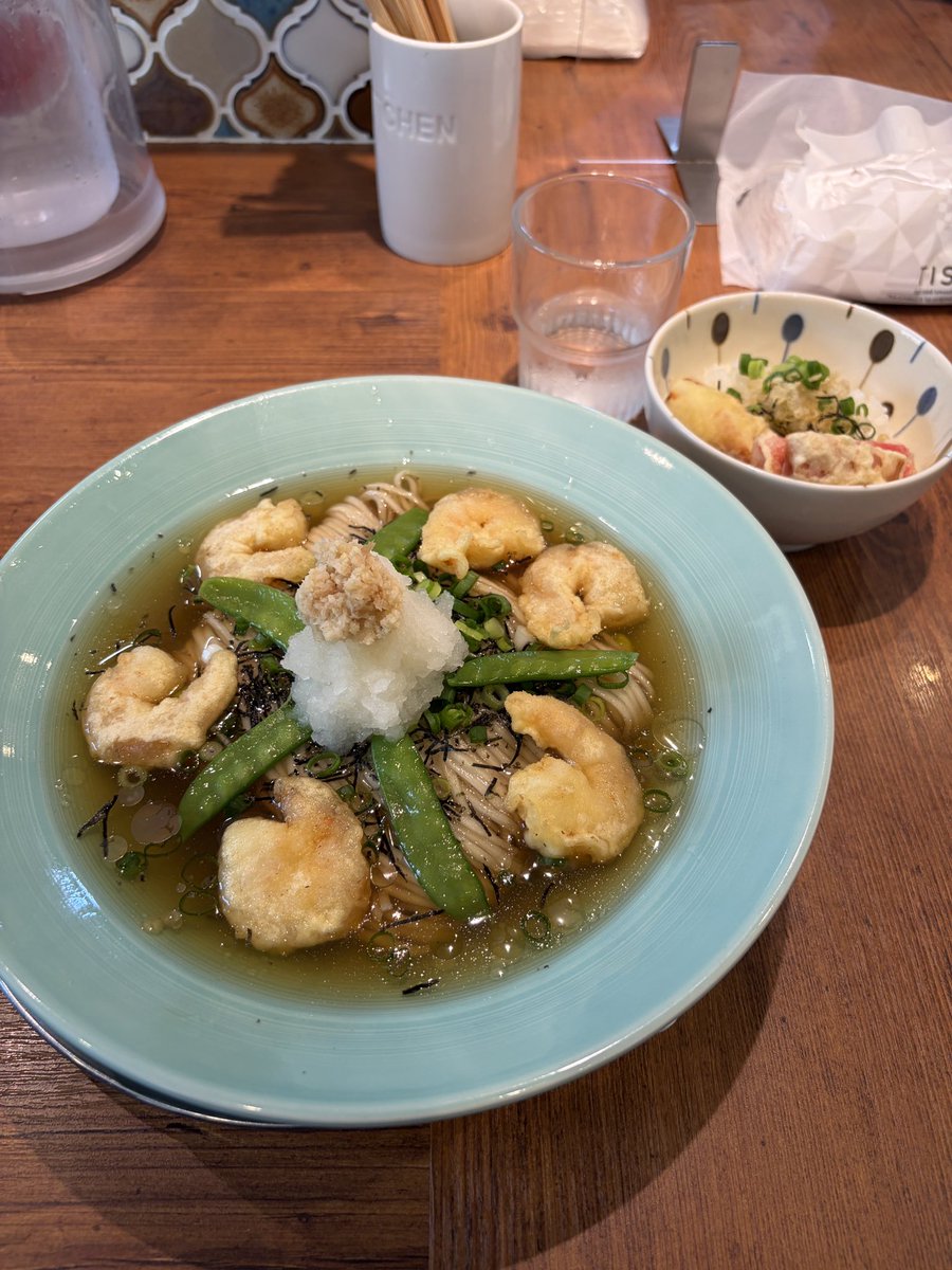 asamadeHennessy's tweet photo. 冷製海老天塩生姜おろしそば🍤
ラーメンと蕎麦の融合✨
冷たい中華麺はコシとアシがあり生姜や天然塩でパンチのある和出汁風のスープに絶妙に合う👌
蕎麦の出汁のように甘味があるので、少量だけ提供される七味唐辛子を途中で投入するとピリッと締まる😋
必食の一杯🍜
ご馳走様でした🙏
#麺創房LEO https://t.co/hoJEXQLm5v