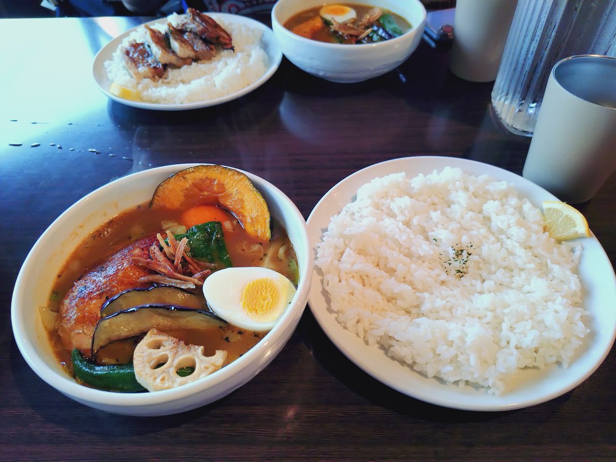 LIVEGYM10's tweet photo. 今日の昼は江別の「スープカリーショップCHUTTA！」でチュッタチキンをいただきますΨ( 'ω'* ) https://t.co/PXpRJi4o8s