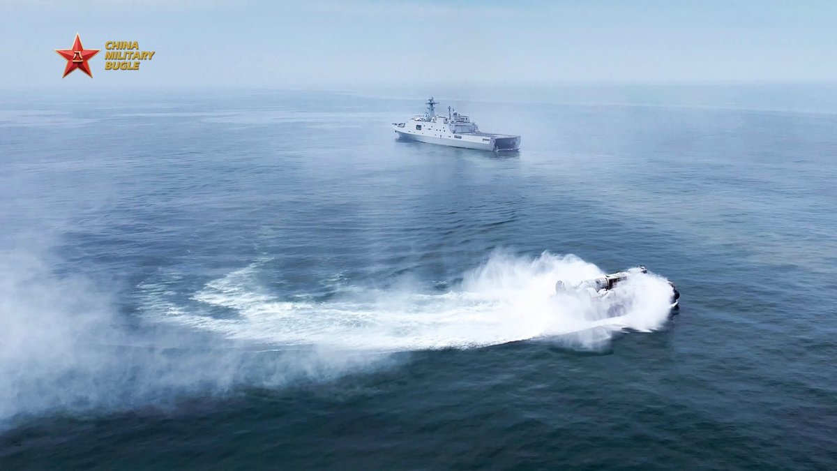 Ben190920's tweet photo. In And Out:
Photos show a Chinese PLA Navy LCAC exiting and re-entering the well deck of amphibious dock landing ship Yimengshan (Hull 988) during a maritime training exercise.
#PLANavy #LCAC 
#AmphibiousOperation
#Yimengshan #WellDeck #LandingShip 
#Chinamilitary #ChinaMilBugle https://t.co/1ZWuMf1Eh1