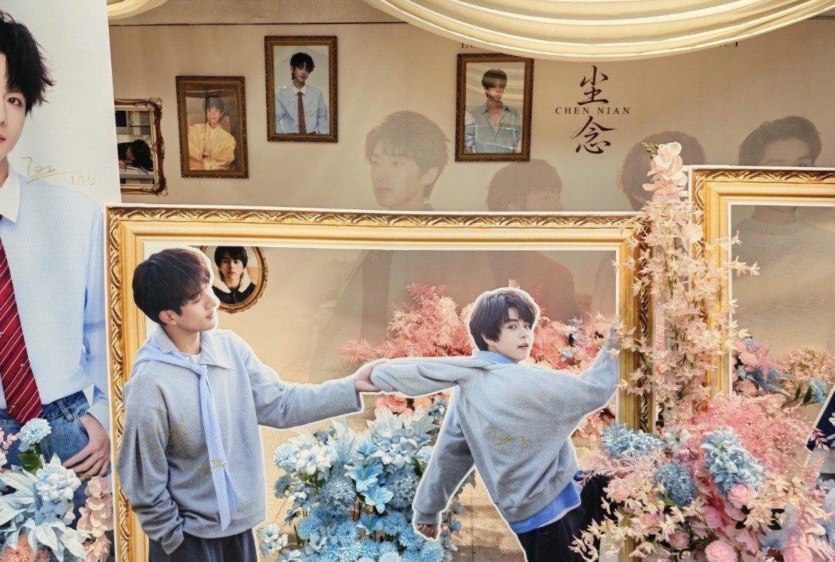 warmhaneull's tweet photo. น้องถงมาเช็คอินเรียบร้อยครับบ แอบเซ็นลายเซ็นที่แขนคนพี่ด้วย เอ็นดู #aylio #AydenSng‌ #Lyusitong https://t.co/LP7iBz7kJ1