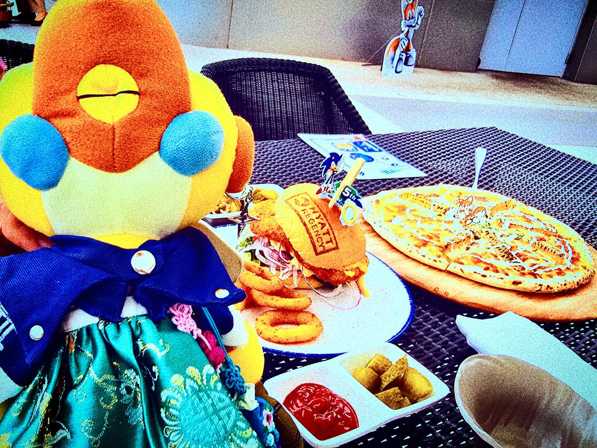 _0723_1204's tweet photo. 소닉 좋아하는 아이들과 소닉 좋아하는 부모님, 소닉을 좋아하는 내가 어우러진 공간이라는 건 꽤 쏠쏠한 재미를 주었습니다 ㅋㅋㅋ😆
테일즈의 음식은 상냥하고 부드럽고 달콤한 맛이고, 소닉은 이게 왜 맛있는지 놀라운 맛. 햄버거의 새우패티에 통새우가 들어 있어서 놀랐어요🦐🍤 #소닉파란 https://t.co/Aq5AgaP7cu