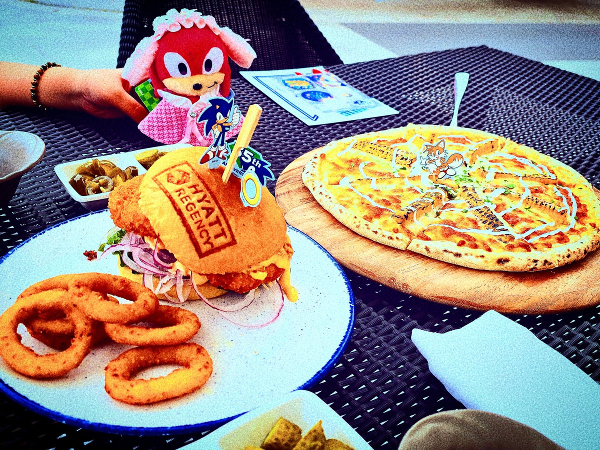 _0723_1204's tweet photo. 소닉 좋아하는 아이들과 소닉 좋아하는 부모님, 소닉을 좋아하는 내가 어우러진 공간이라는 건 꽤 쏠쏠한 재미를 주었습니다 ㅋㅋㅋ😆
테일즈의 음식은 상냥하고 부드럽고 달콤한 맛이고, 소닉은 이게 왜 맛있는지 놀라운 맛. 햄버거의 새우패티에 통새우가 들어 있어서 놀랐어요🦐🍤 #소닉파란 https://t.co/Aq5AgaP7cu