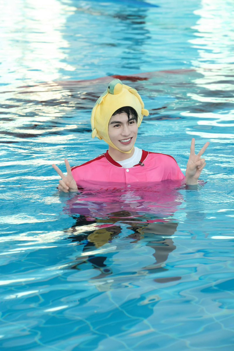 Shouldicareeee's tweet photo. น้องเพิ่งเคยหัดเล่นน้ำค่ะ แต่ถือก็เก่งมากแล้วคุณครูจะตั้งใจสอนอย่างดี เดี๋ยวคุณแม่ค่อยมารับชาติหน้านะคะ คุณครูจะเลี้ยงเองค่ะน้องน่ารัก🤏🏻🤏🏻 https://t.co/150iK617dP