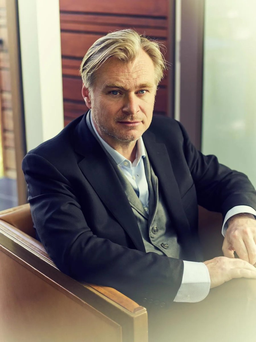 AyCarlosCamacho's tweet photo. De verdad, ríndanse. Ya basta de cuestionar al mejor director del siglo XXI. Con La Odisea, Christopher Nolan dejó sin argumentos a cualquiera que todavía dudara de su capacidad para contar historias. Dejen de hacerse daño y disfruten que les tocó vivir en la época de una de las mentes más brillantes que ha dado el cine.