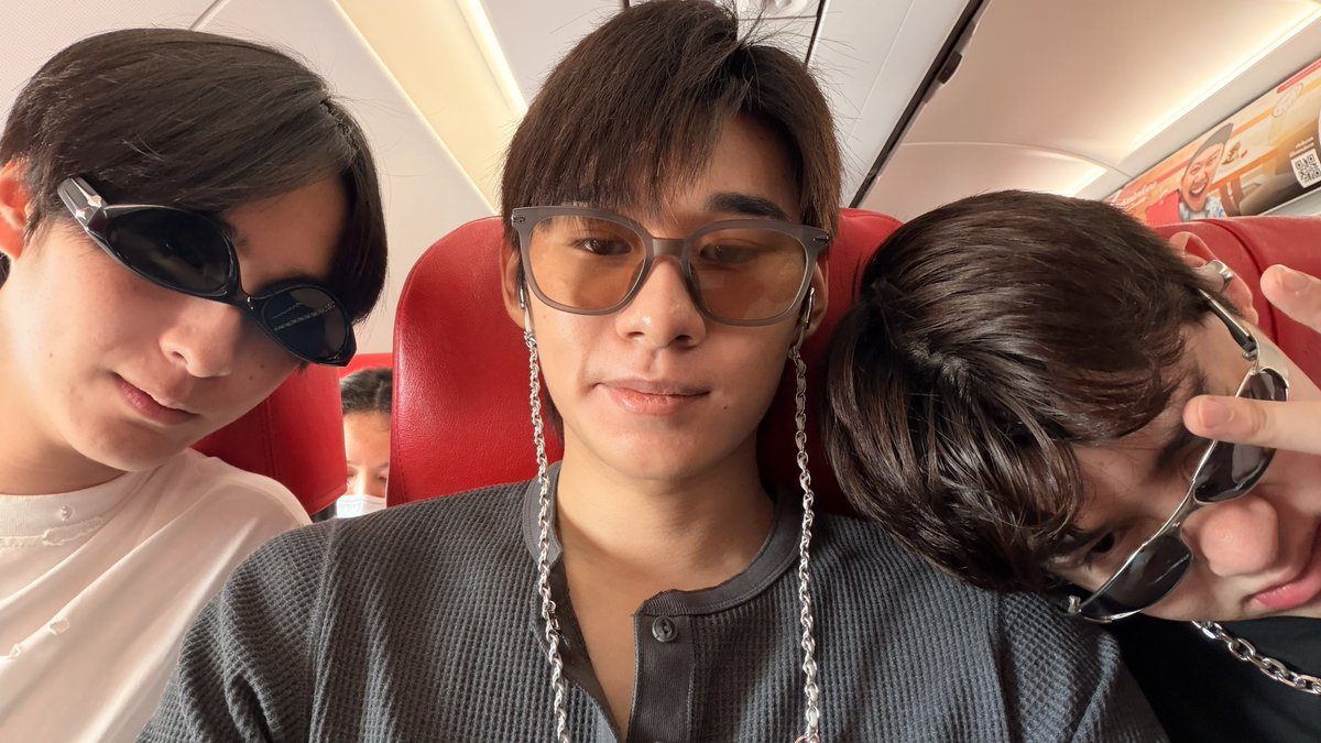 NapatJunior's tweet photo. เที่ยงตรงมีอะไรนะ https://t.co/XwvXOnwauS