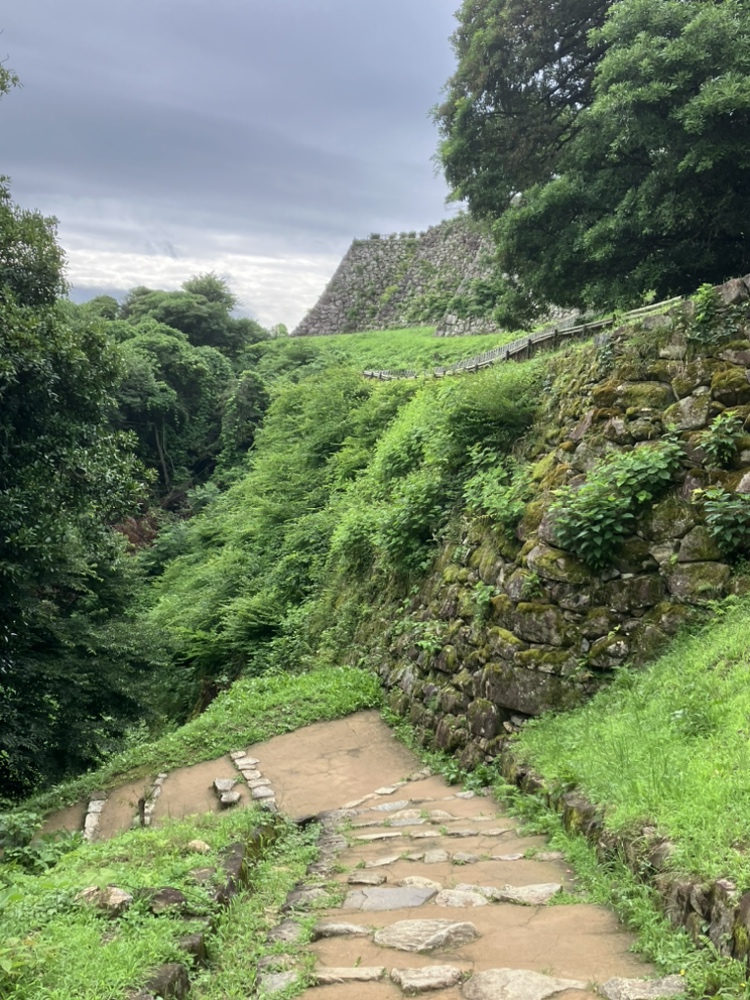 hikone_castle's tweet photo. 映画『黒牢城』のロケ地となった彦根城🏯
黒門山道・井戸曲輪では、荒木村重（本木雅弘）が荒木久左衛門（青木崇高）から首桶を発見したとの報告を受ける、緊迫感あふれるシーンが撮影されました🎬
映画をご覧になった後は、ぜひ実際のロケ地を歩きながら、戦国の世界観をご体感ください🥰 https://t.co/hUwaTTJ72F