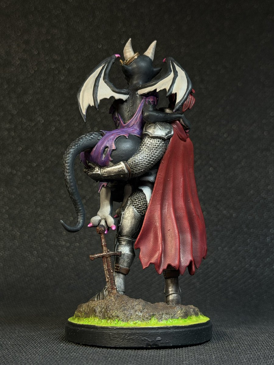 LegitMiniPaintn's tweet photo. Had to paint up this black queen for a friend 😌 #dragonslayer #blackdragon #3dprint #furry @AabramsArt @joputapelirrojo https://t.co/warrWnevso