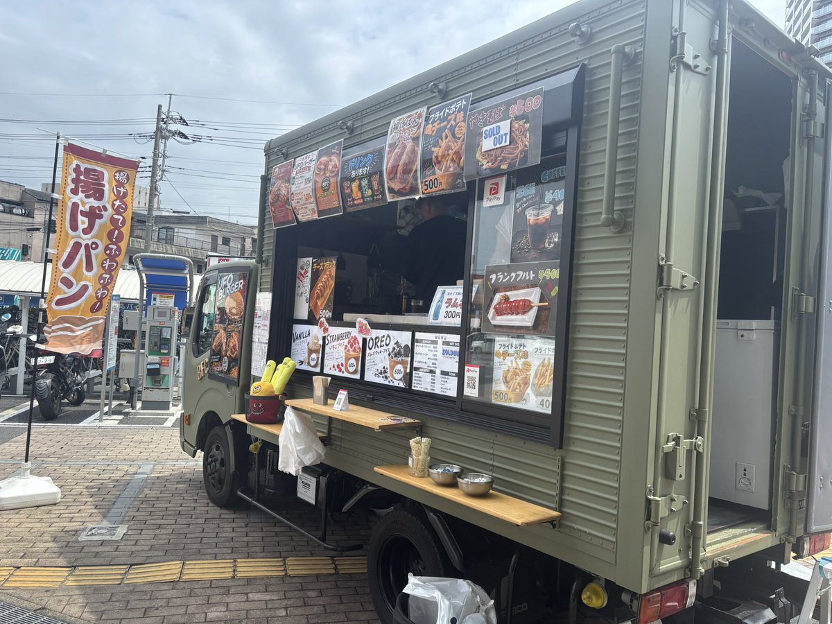 g_kitatoda's tweet photo. 本日キッチンカー沢山来てます！🍓

お昼ご飯や帰りに是非お立ち寄りください！🚗³₃

 #新ガーデン北戸田駅前
 #キッチンカー https://t.co/voEtFCBe6s