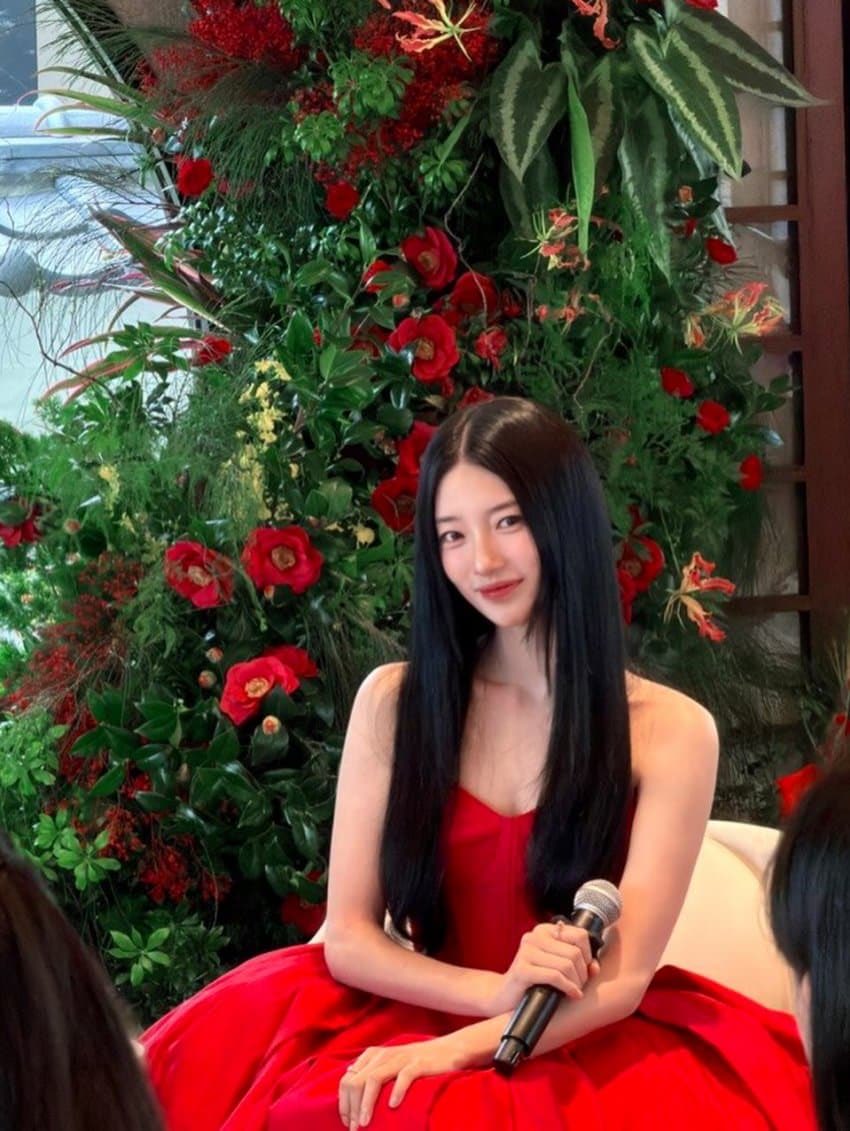 3_TSLA's tweet photo. 싱가폴에서 열일하는 수지님
엄청 이쁘시다🥰 https://t.co/P9s2p8GDg8