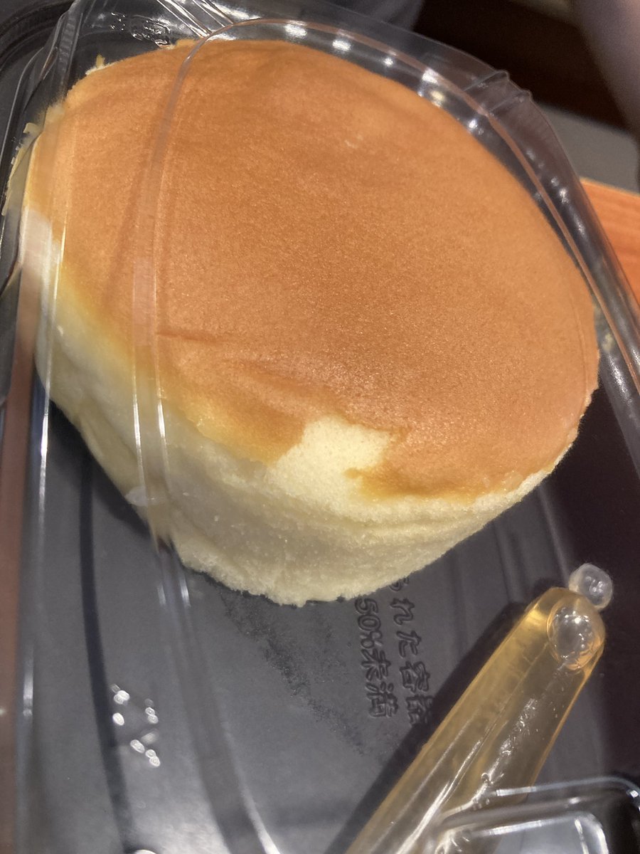 NewJokeCity's tweet photo. バーミヤンで台湾カステラ持ち帰ってきた！
りくろーおじさんに似たふわふわて美味しいんだこれー！ https://t.co/GW49J9ixDN