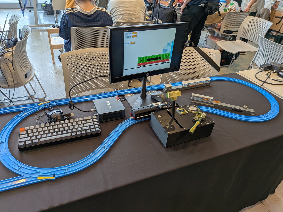20418sk2's tweet photo. Ignite Familyさんのブースでは #DigiKeyM1 で優秀賞を受賞した走れ真岡鉄道が展示されています！
親子で作った運転シミュレータ、実際に操作して遊べるのでぜひお立ち寄りください！

#DGであそぼ
#那須 
#メイカー 
#電子工作 https://t.co/hBNKlz087h