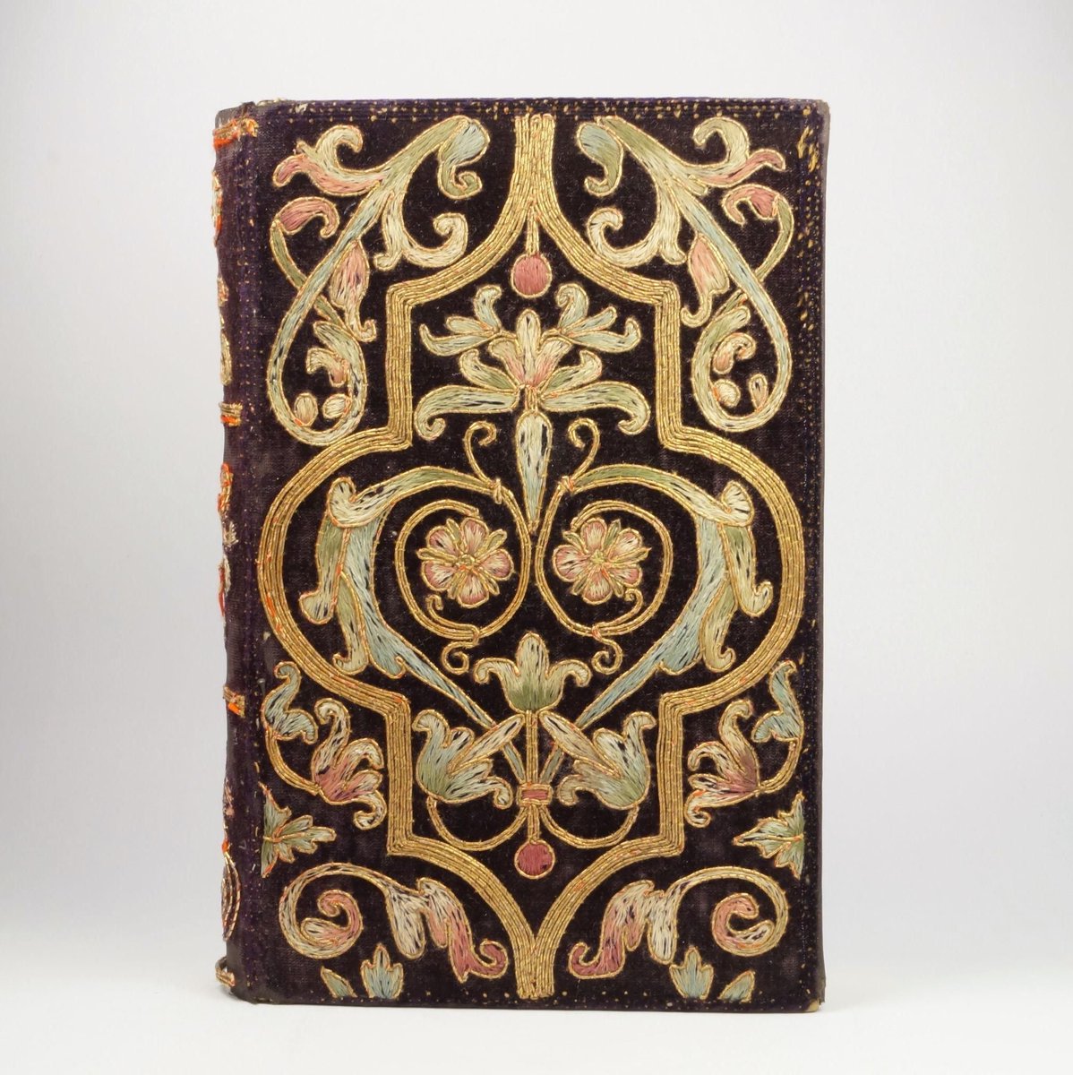 womensart1's tweet photo. Embroidered book covers, fashionable in the 16th and 17th century and saw a comeback in late 19th-century England, from the Arts and Crafts movement in Europe. #womensart #EmbroideryWeek https://t.co/Gz93PLNE5z