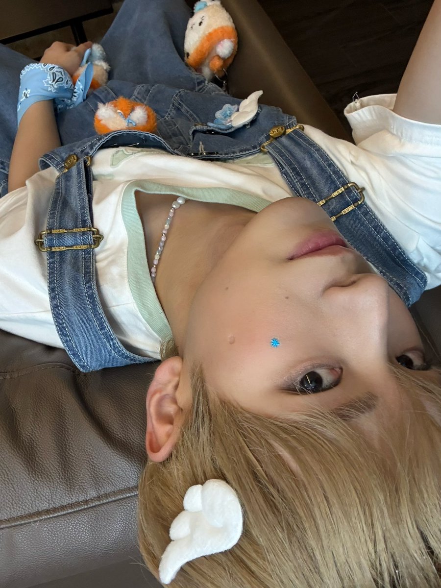 yushionya's tweet photo. it's so funny how obvious yushi gets whenever he likes his hairstyle, styling, etc.... we got a lot of pink hair selcas, and now black / brown(?) hair.... when he was styled so prettily during encore he sent us cute pictures too 🥹 yushi really does like looking pretty ok.... https://t.co/YI2Y6bd4RZ
