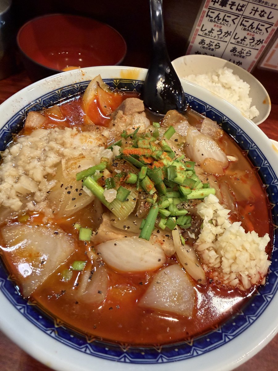 kuchiyafamily's tweet photo. 青森で食べてバケモンレベルでうまかった「あさ利」のネギラーメン、東京にも似た感じの店はないのかな？と探したら小伝馬町にあるらしい、その名も「たた味」これはもう、あさりのお姉ちゃんがタタミって意味でしょ、姉妹って事でしょ（今の子にわかるのか？このネタ）期待しちゃうわ〜、と言うわけで本日一番乗りで行ってきました、この暖簾のデザインもあさ利と同じだな

小伝馬町　たた味　辛スタミナ中華そばセット辛味4 コールニンニクあぶらカラメ

辛味のレベルが1が一番辛いのもあさ利と同じだね、さてラーメン

あさ利のネギラーメンにも似てるがどちらかと言うとすず鬼に似てる、メニュー名もスタミナだしコールも同じだからね、辛さの中に美味さを感じるのは両方に似てるよ、辛さは4でじゅうぶん辛いがあさ利ほどではない、この店なら3行けそう

ゴロゴロチャーシューと甘い玉ねぎをかじって白飯を頬張り、辛いスープをズズっと飲む、うまい！生玉子はよくわからなかったから、次回はチャーシューと牛モツが入る特製に白飯にしよう、うまかった！ごちそうさまでした

#ラーメン