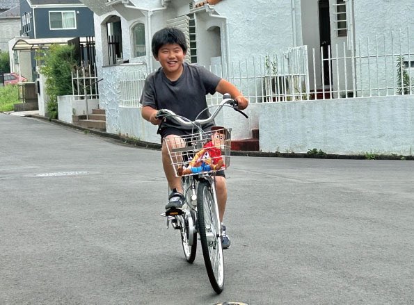 maguroya2011's tweet photo. 🟡小4の孫の自転車が24インチへ🚲
小1から使っていた自転車が小さくなってきたので、24インチのママチャリに交換してもらったようです。
パワーはあるので、何とか乗りこなせそうです。 https://t.co/7wXY4dlJgG