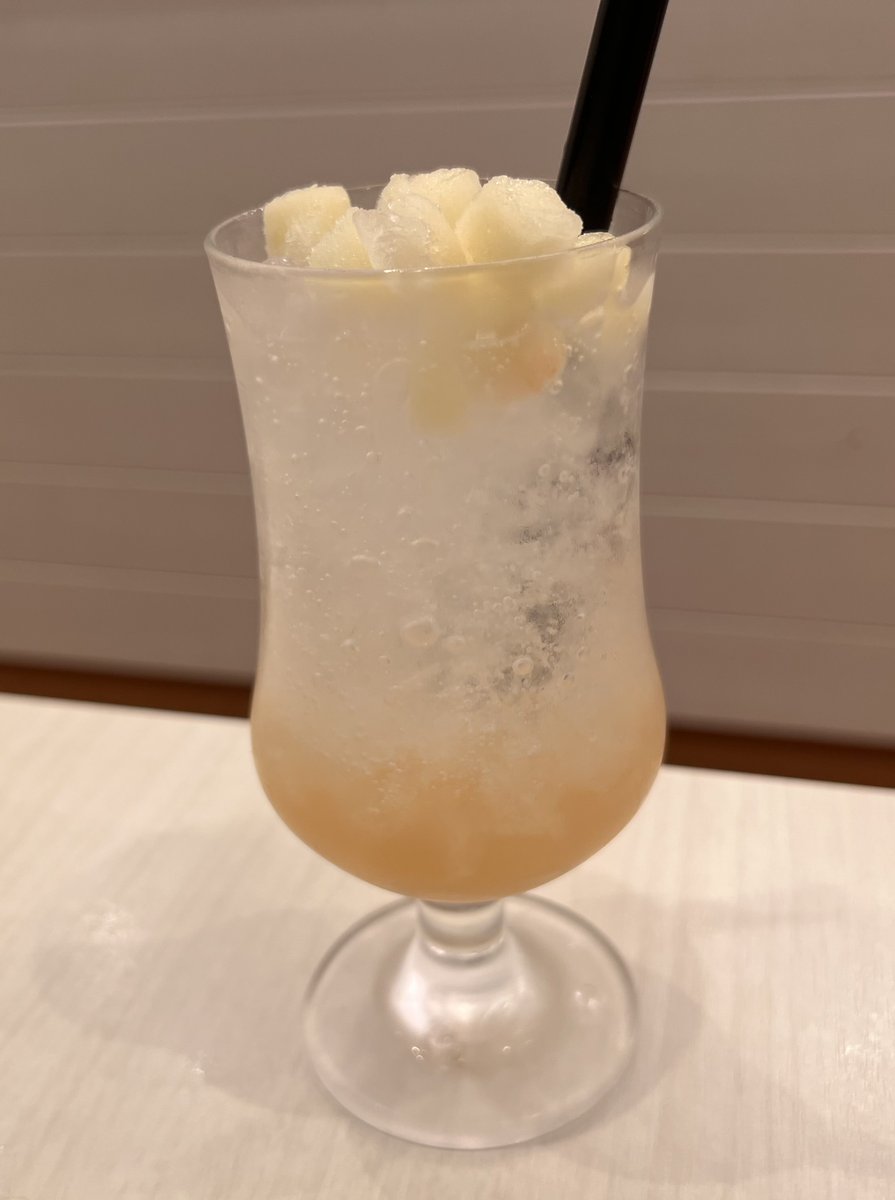 Ry_st_2's tweet photo. ピーチソーダとパンケーキ🥞✨
さすがに甘さ激重だった🤣 https://t.co/POL6RDY3lC