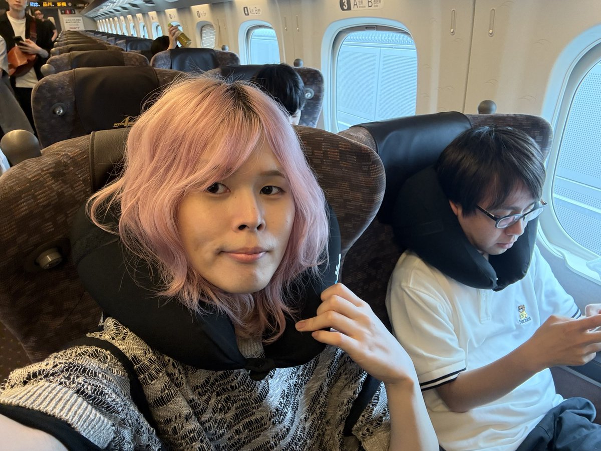 tsukiakamen's tweet photo. 大阪出発じゃー！！！

ネックピロー快適！！！

#yogibo https://t.co/drKYYeVR8v