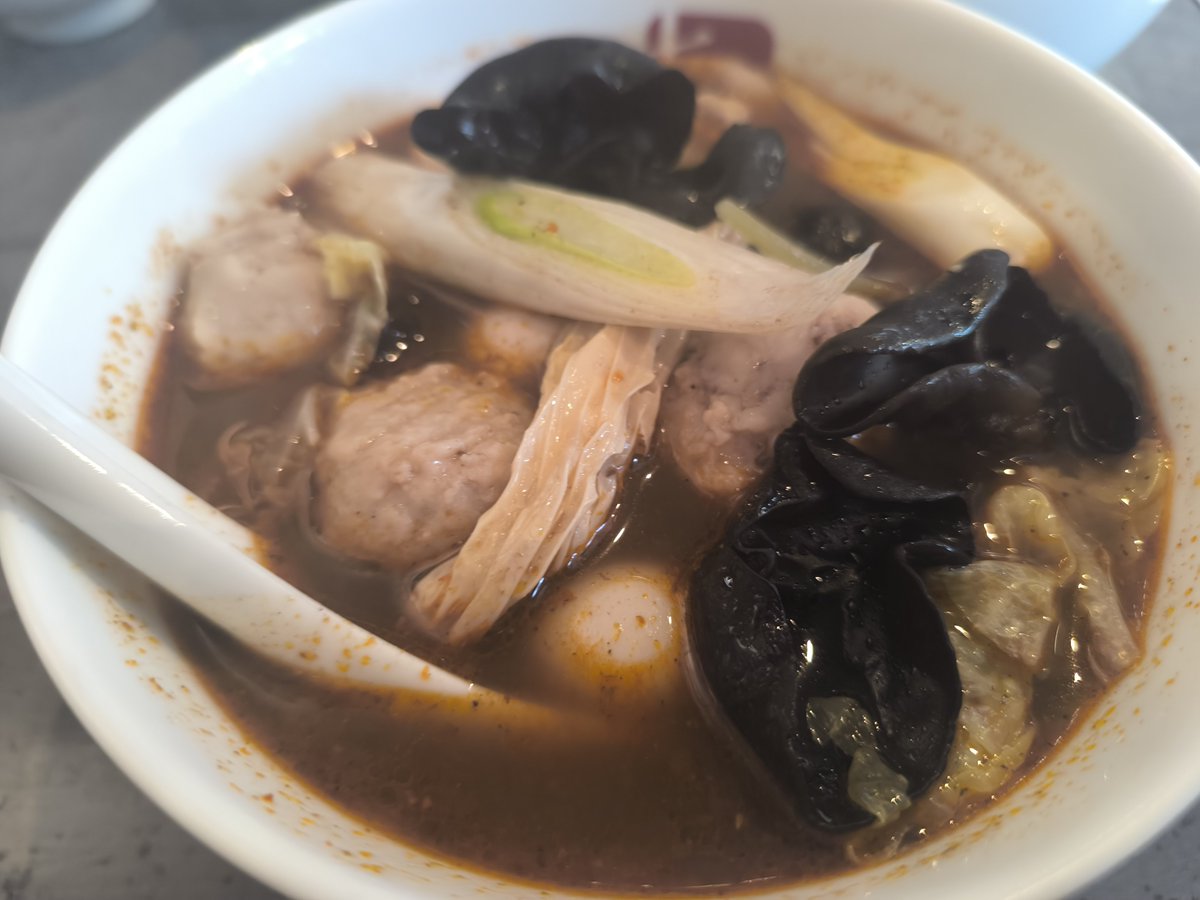 shioemon777's tweet photo. 麻辣湯！
娘のおごりで気兼ねなくトッピングしちゃったので睨まれてます。
Lunch1人が2000円は高過ぎた（😂）　

はいはい、お支払いします笑（😭）

＃七宝麻辣湯
＃五反田 https://t.co/AotVLEvA6b