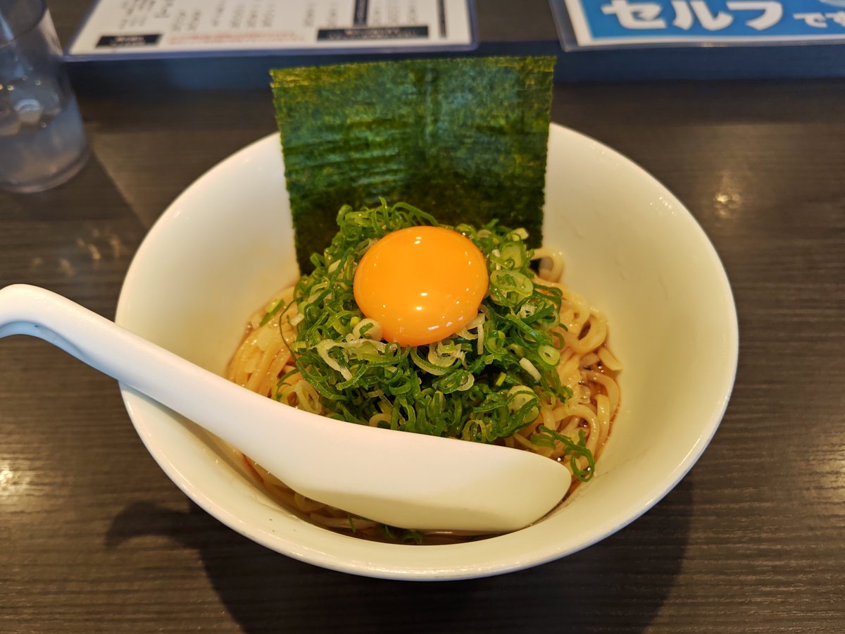yf0555's tweet photo. 休日の一杯🍜

夏季限定第2弾
Fuji屋の冷やし油そば(^q^)
(並盛り)
小ライス

汁多め、麺量200g太ストレート麺の下にはいつものFuji屋具材が隠れてます。
挽き肉が良いアクセントになってます。
残った汁に小ライスをドボン
さらに締めで割りスープ投入
美味しかった〜🎵

#札幌Fuji屋
#FUJIYER https://t.co/i3L0XUvwOf